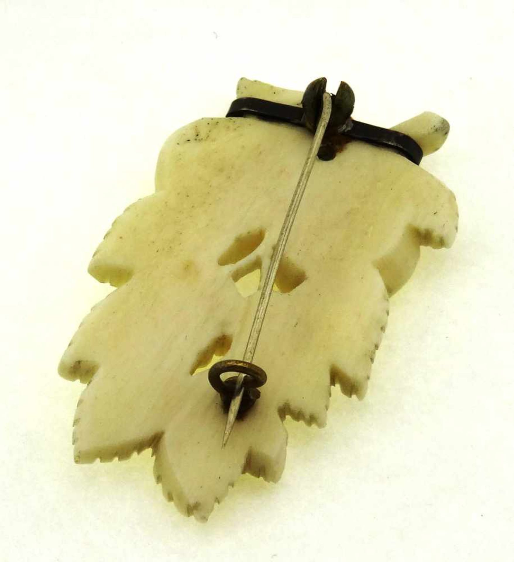 Brosche Elfenbein wohl mit Silberbroschierung, Blattwerk mit Blüten, 55 x 32mm - Image 2 of 2