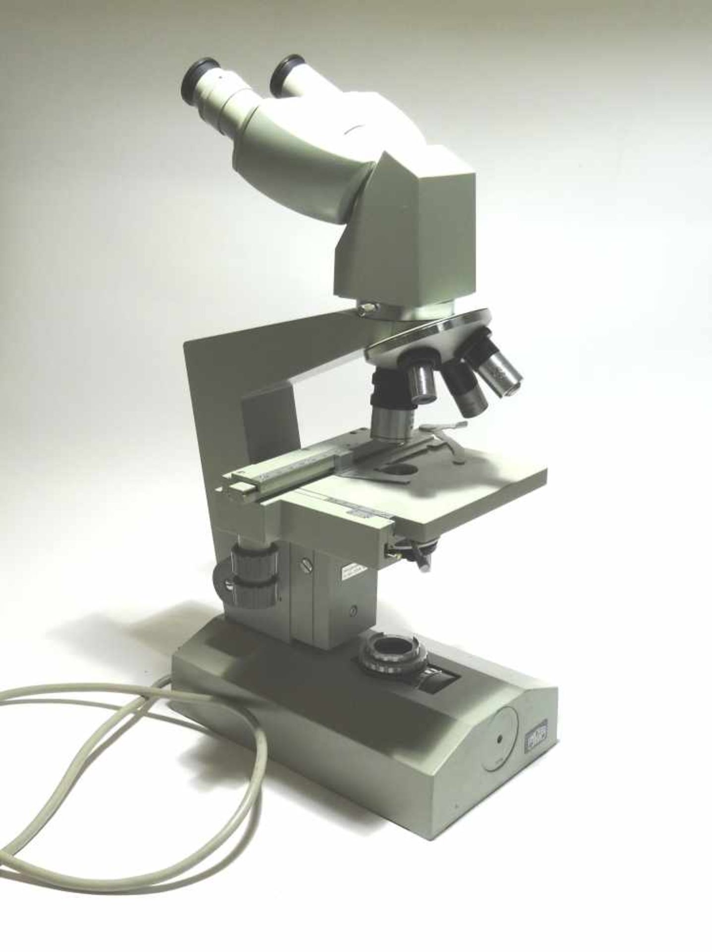 Mikroskop Carl Zeiss Jena in sehr gutem Zustand, kaum benutzt, mit 4 Objektiven (3,2/0,10 , 10/0,