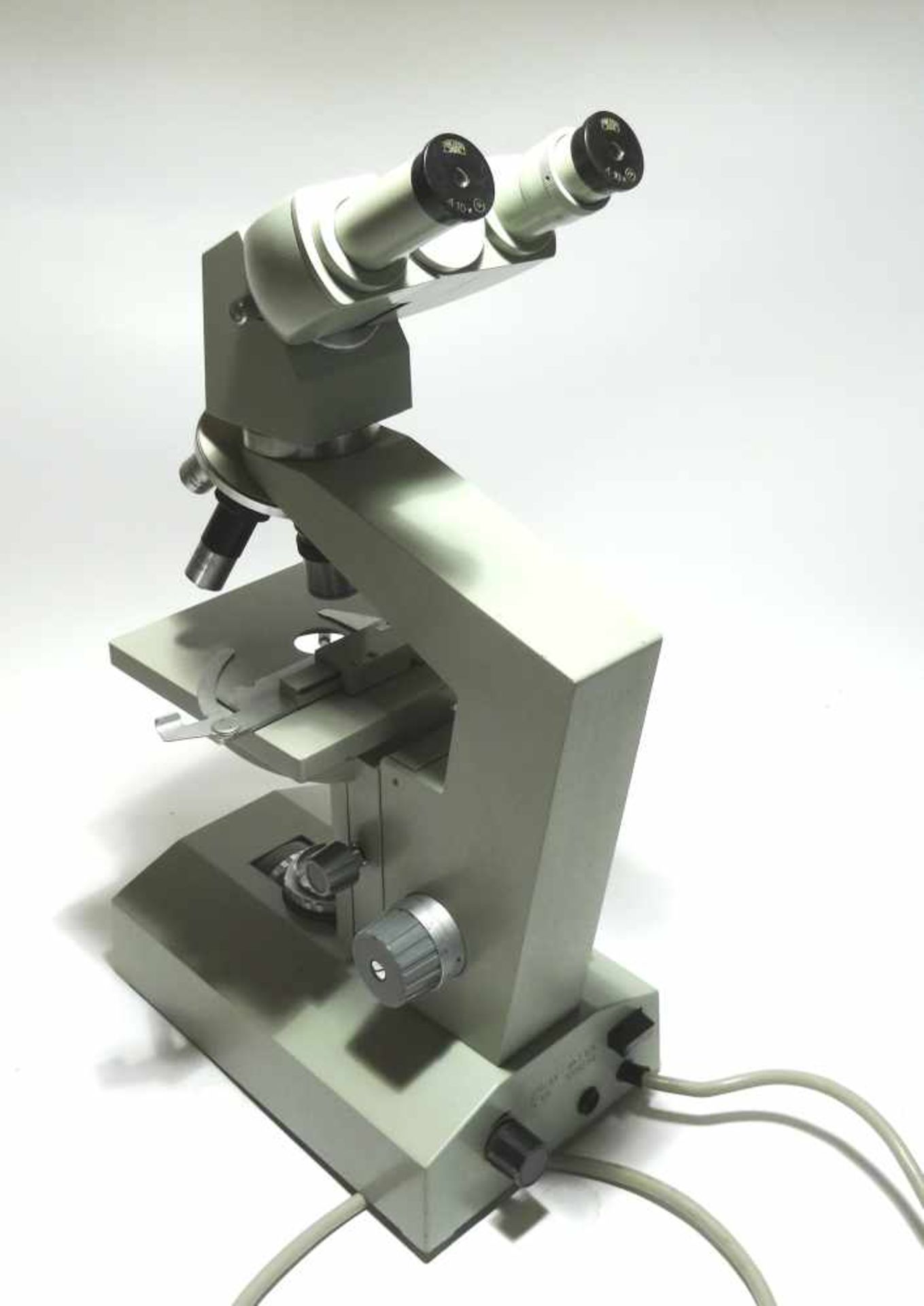 Mikroskop Carl Zeiss Jena in sehr gutem Zustand, kaum benutzt, mit 4 Objektiven (3,2/0,10 , 10/0, - Bild 2 aus 3