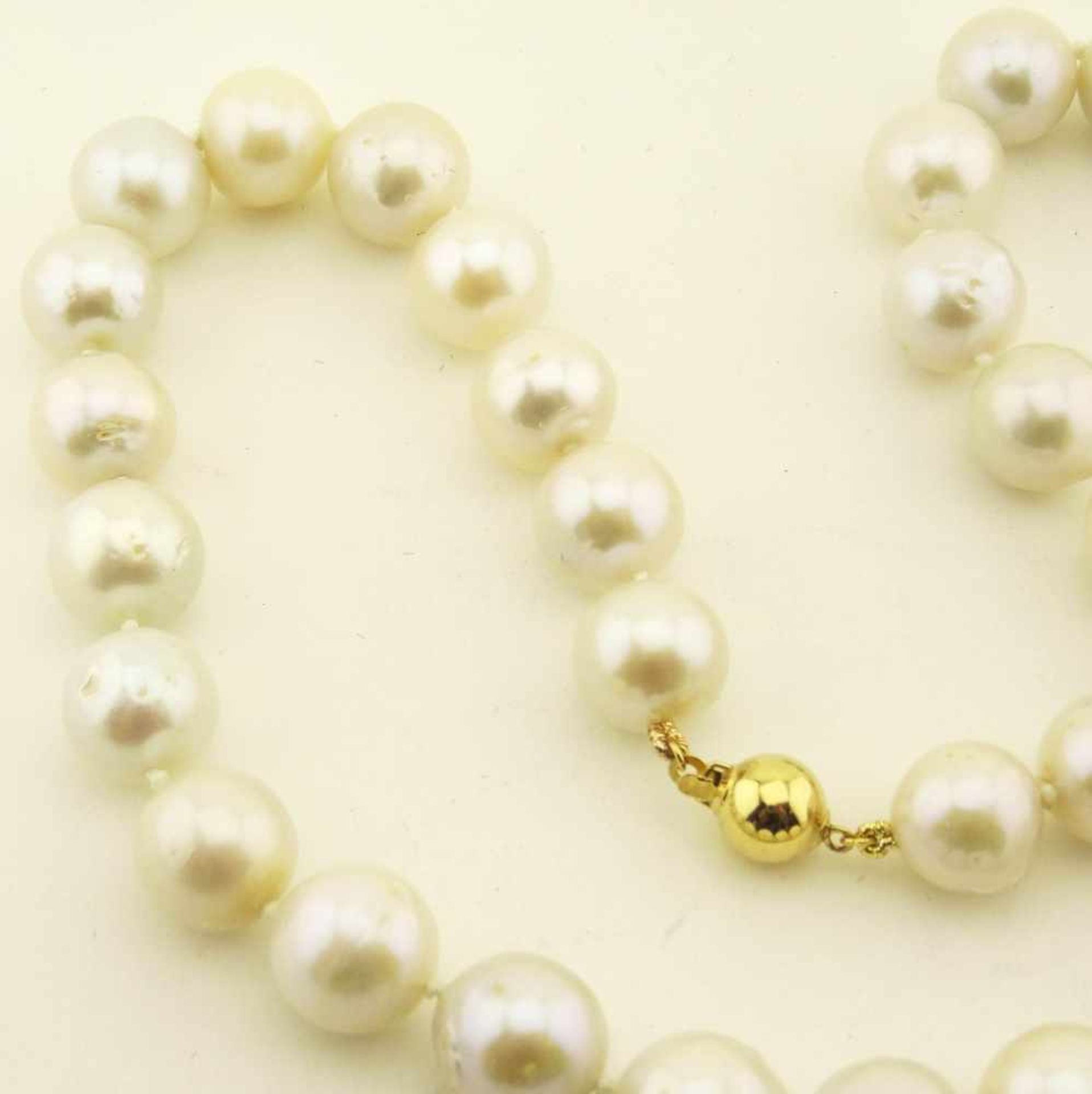 Tahiti- Südseezuchtperle weiß Collier mit 34 Perlen im Verlauf 11,6 auf 12,6mm, mit gelbgoldener - Bild 2 aus 4