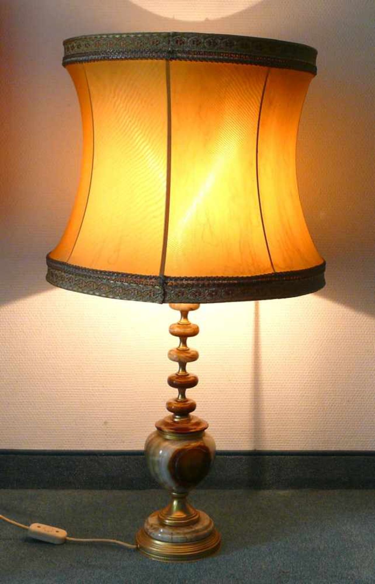 Tischlampe mit Onyxfuß sehr schöne Tischlampe mit Fuß aus pakistanischem Onyx, Lampenschirm ist - Bild 3 aus 5