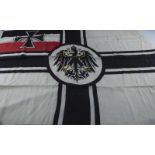 Reichskriegsflaggebeidseitig bedrucktes Flaggentuch, ausgefranstes Ende, kleinere Löcher, ca 136cm x