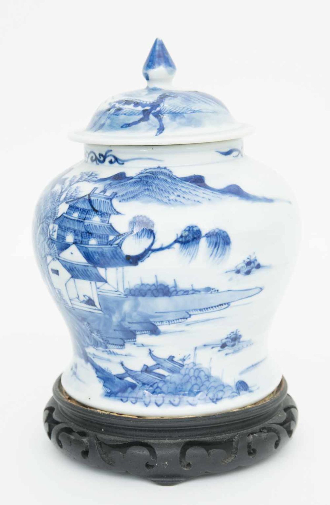 PORZELLANVASE AUF HÖLZERNEM STAND,wohl Qing Dynastie, China Chinesische Vase aus Porzellan, wohl - Bild 6 aus 11