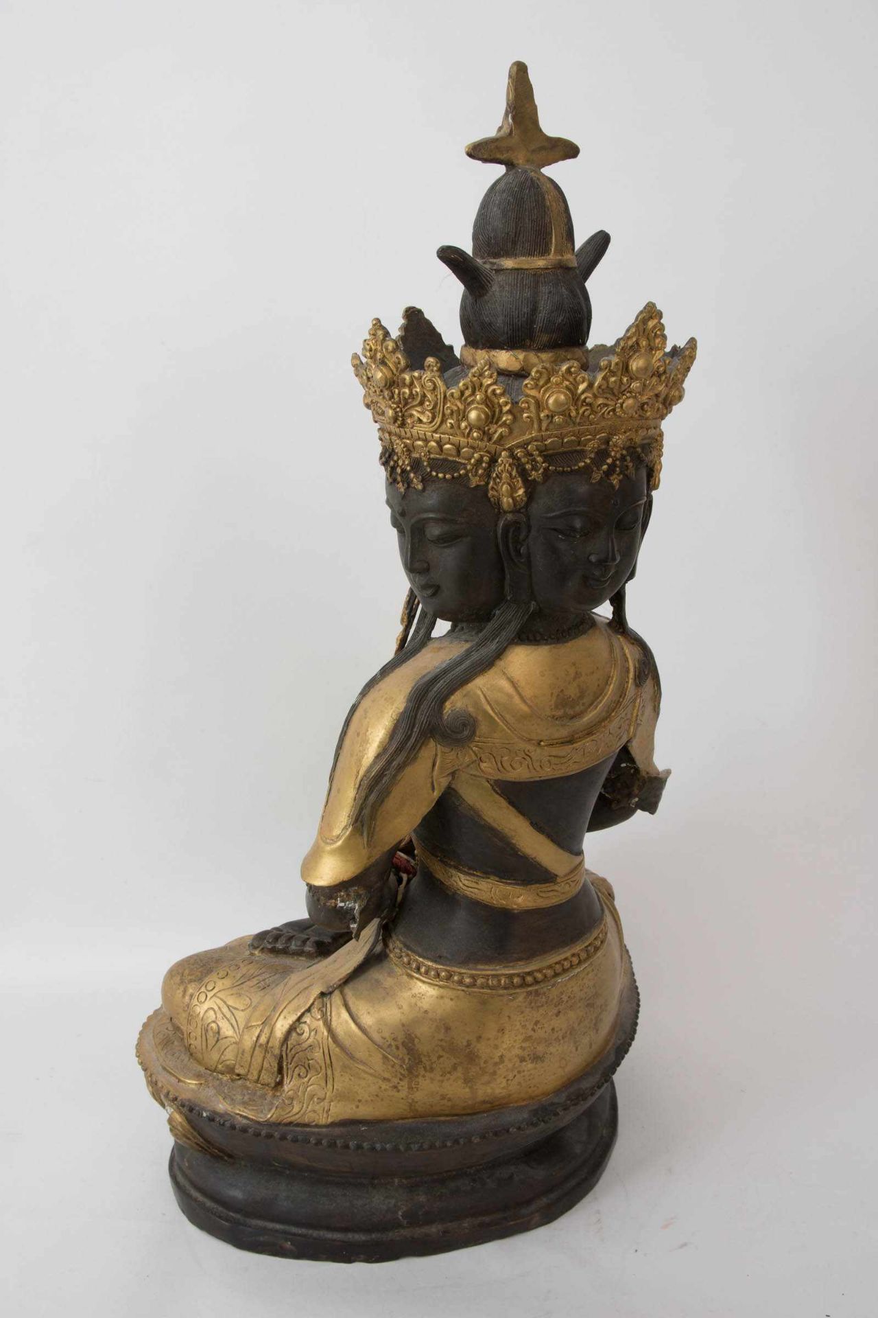 GUANYIN Statuette,vergoldet, Ostasien 20. Jahrhundert. Teils goldfarbig bemalte Statuette der - Bild 6 aus 9