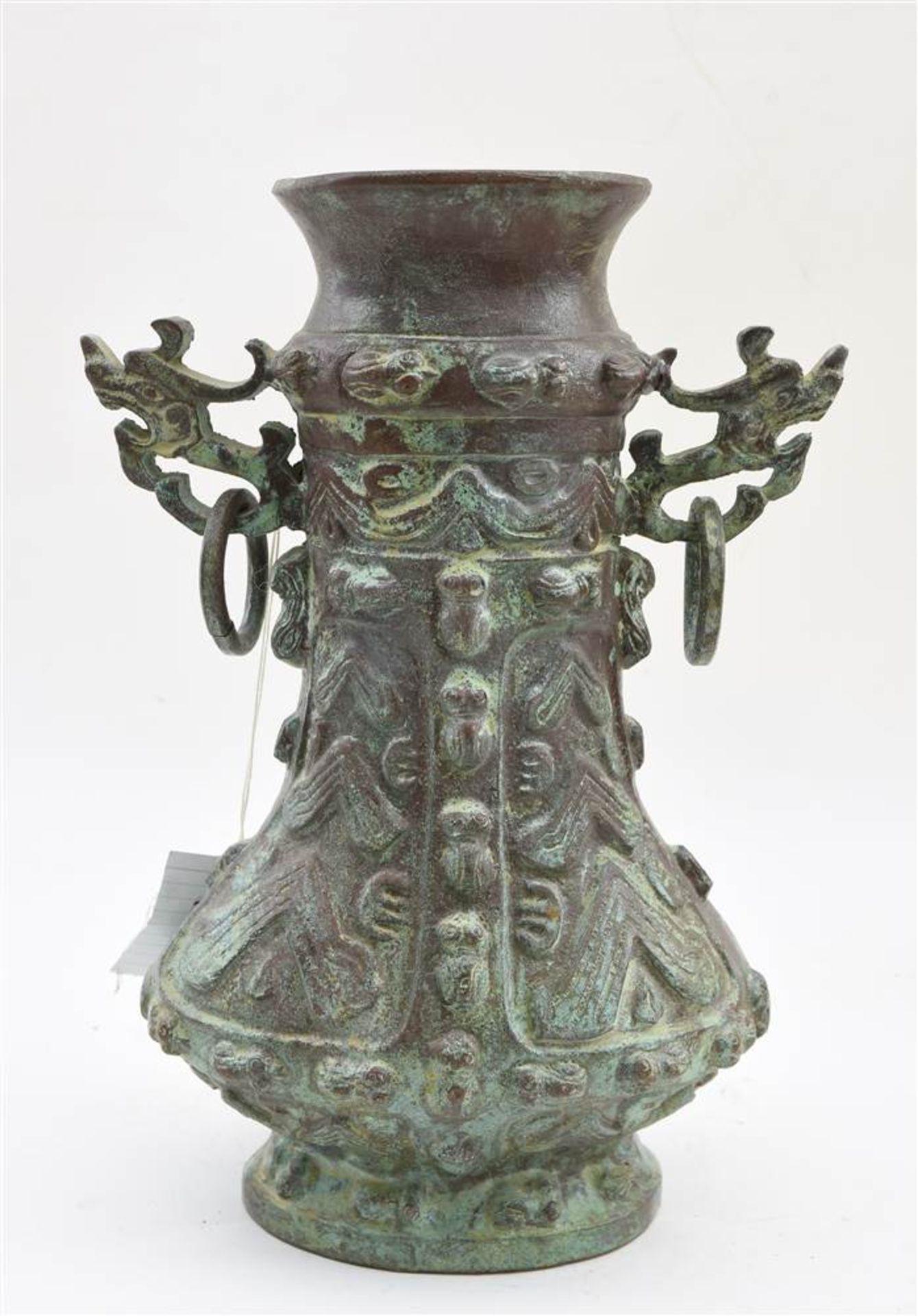 BRONZEVASE, ziselierte und ornamentierte Bronze, Hongkong 20. Jahrhundert Bauchige nach oben - Bild 2 aus 2