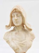"Frau mit Haube", alabasterfarbener Marmor, signiert, um 1900 Alabaster-Marmorbüste einer jungen