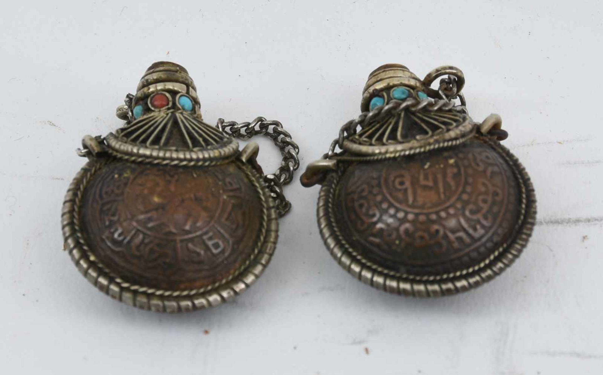 KONVOLUT REISESOUVENIRS -Zwei Lhasa-Ringe aus gegossenem Metall mit Glassteinen, tibetische - Bild 16 aus 107