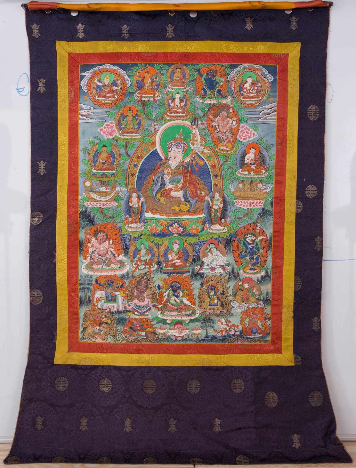 FARBENFROHER THANGKA AUS LEINEN UND SEIDE,Tibet 19.Jahrhundert. Thangka mit kräftgen Farben und