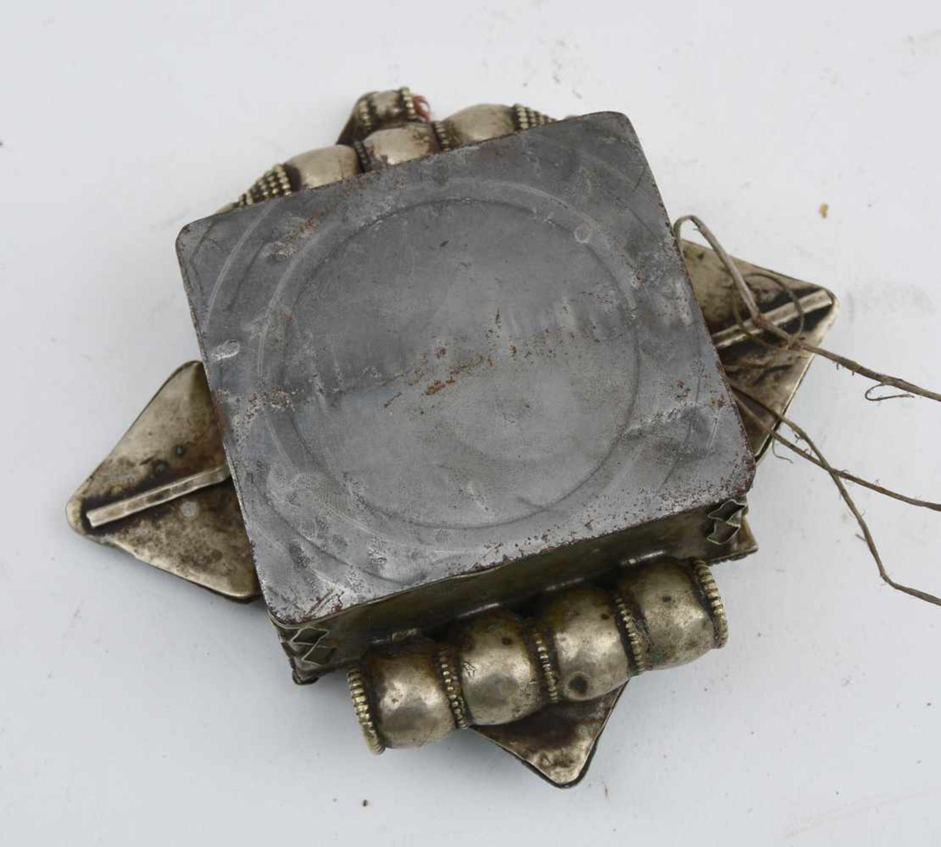 KONVOLUT REISESOUVENIRS -Zwei Lhasa-Ringe aus gegossenem Metall mit Glassteinen, tibetische - Bild 53 aus 107