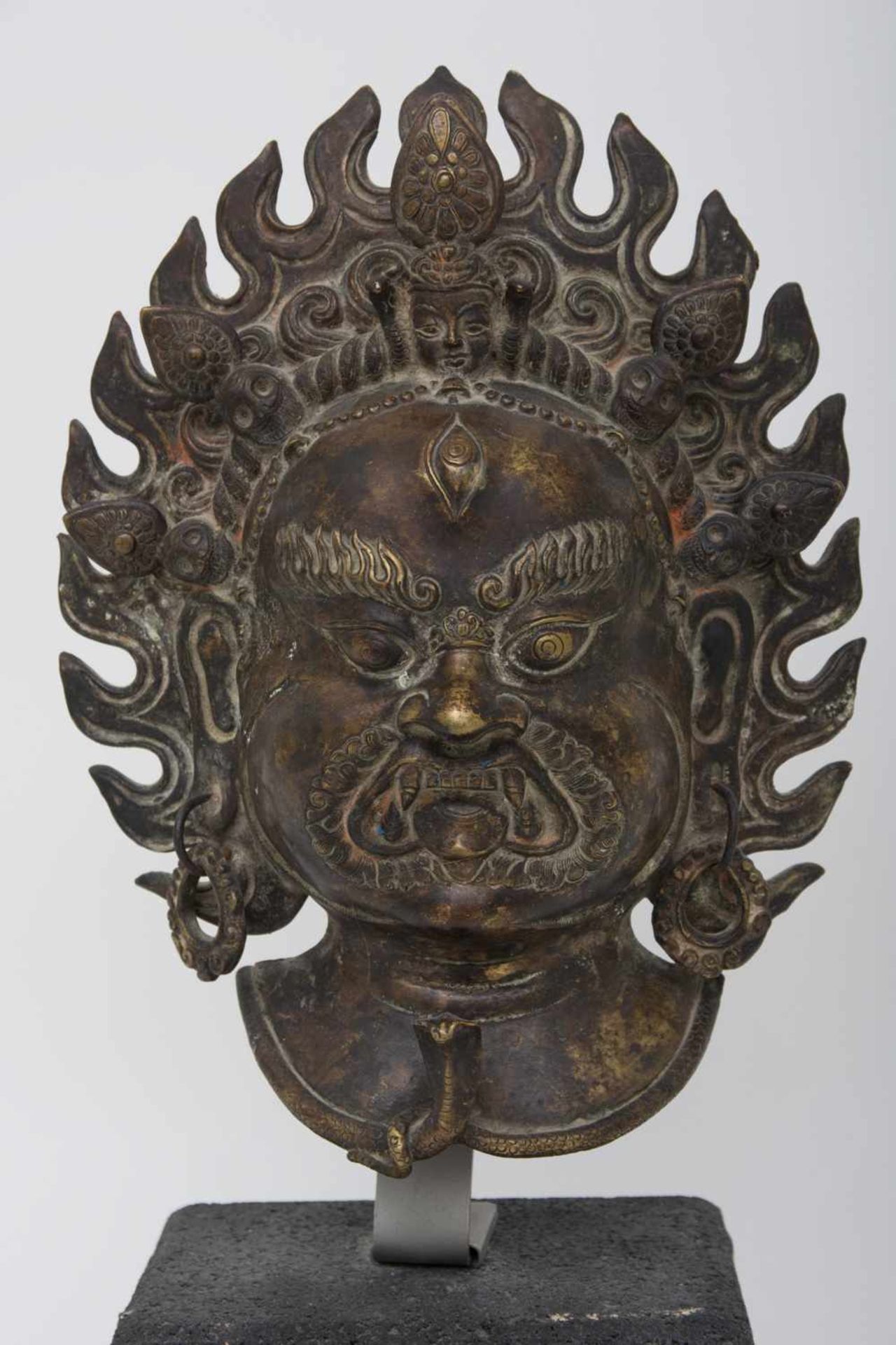 Maske des MAHAKALA,Bronze auf Steinsockel, Tibet/Nepal 20. Jajhrhundert Eine bronzene Maske des - Bild 2 aus 5