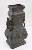 BRONZEVASE, Bronze ziseliert, Hongkong spätes 20. Jahrhundert In Hongkong angefertigte Vase aus