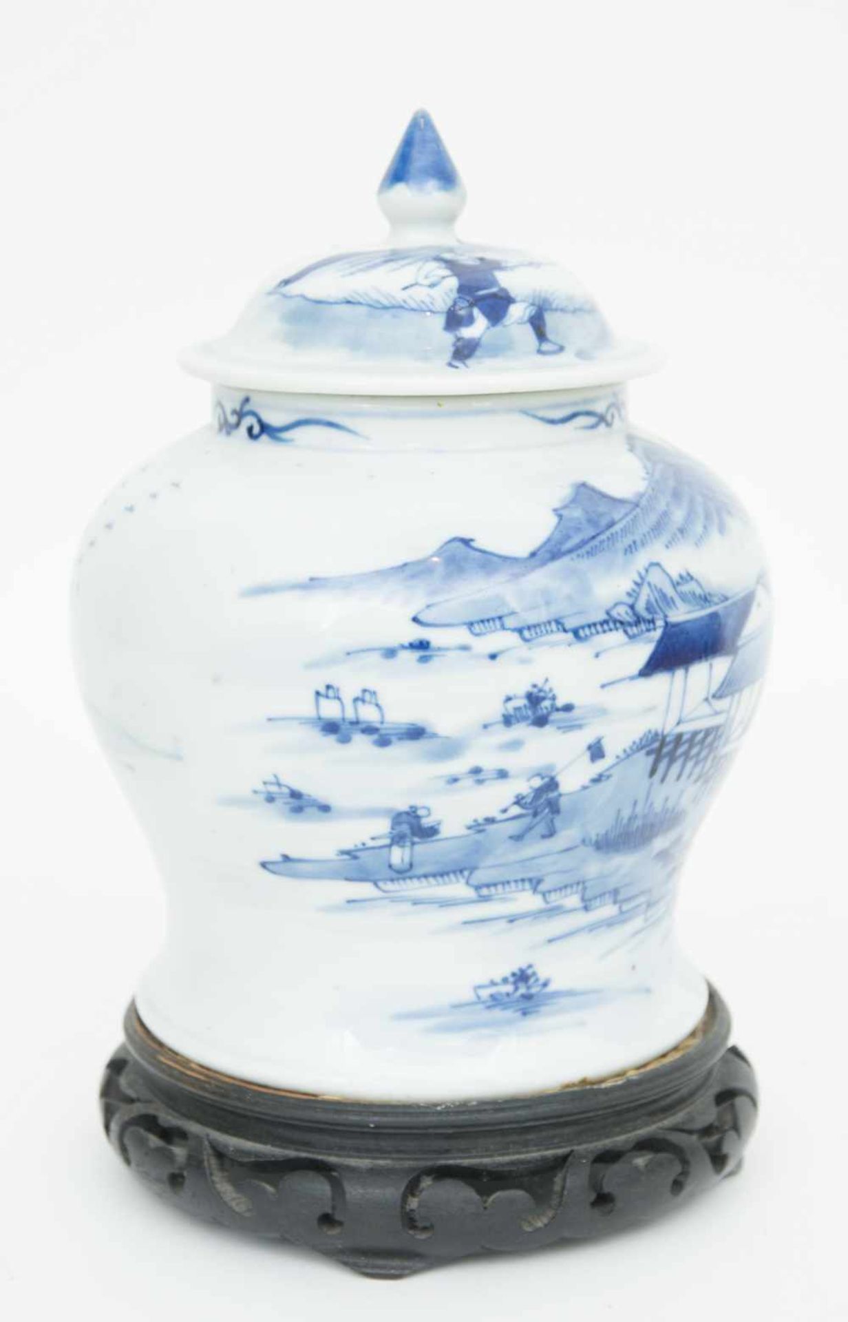 PORZELLANVASE AUF HÖLZERNEM STAND,wohl Qing Dynastie, China Chinesische Vase aus Porzellan, wohl - Bild 8 aus 11