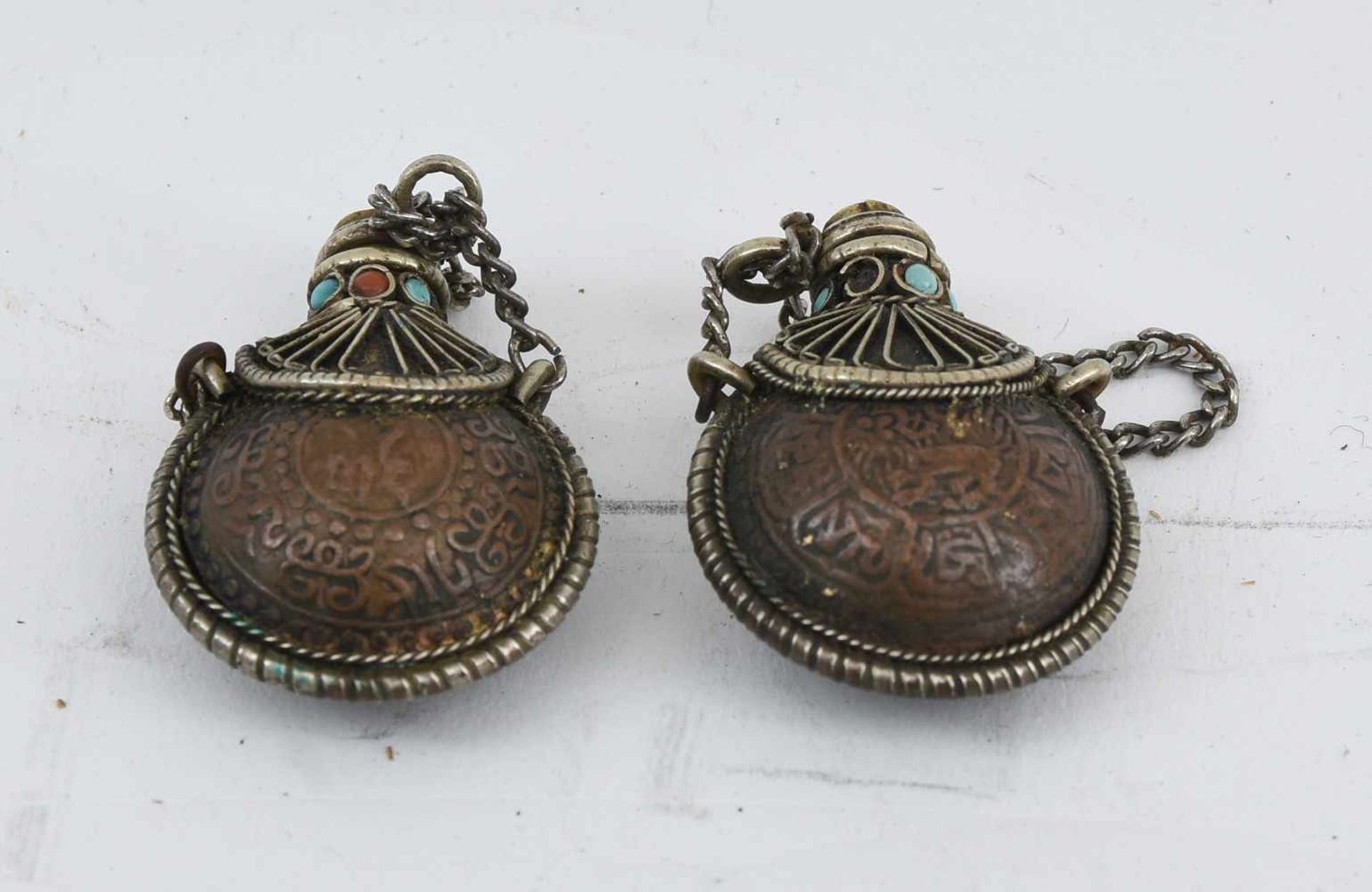 KONVOLUT REISESOUVENIRS -Zwei Lhasa-Ringe aus gegossenem Metall mit Glassteinen, tibetische - Bild 15 aus 107