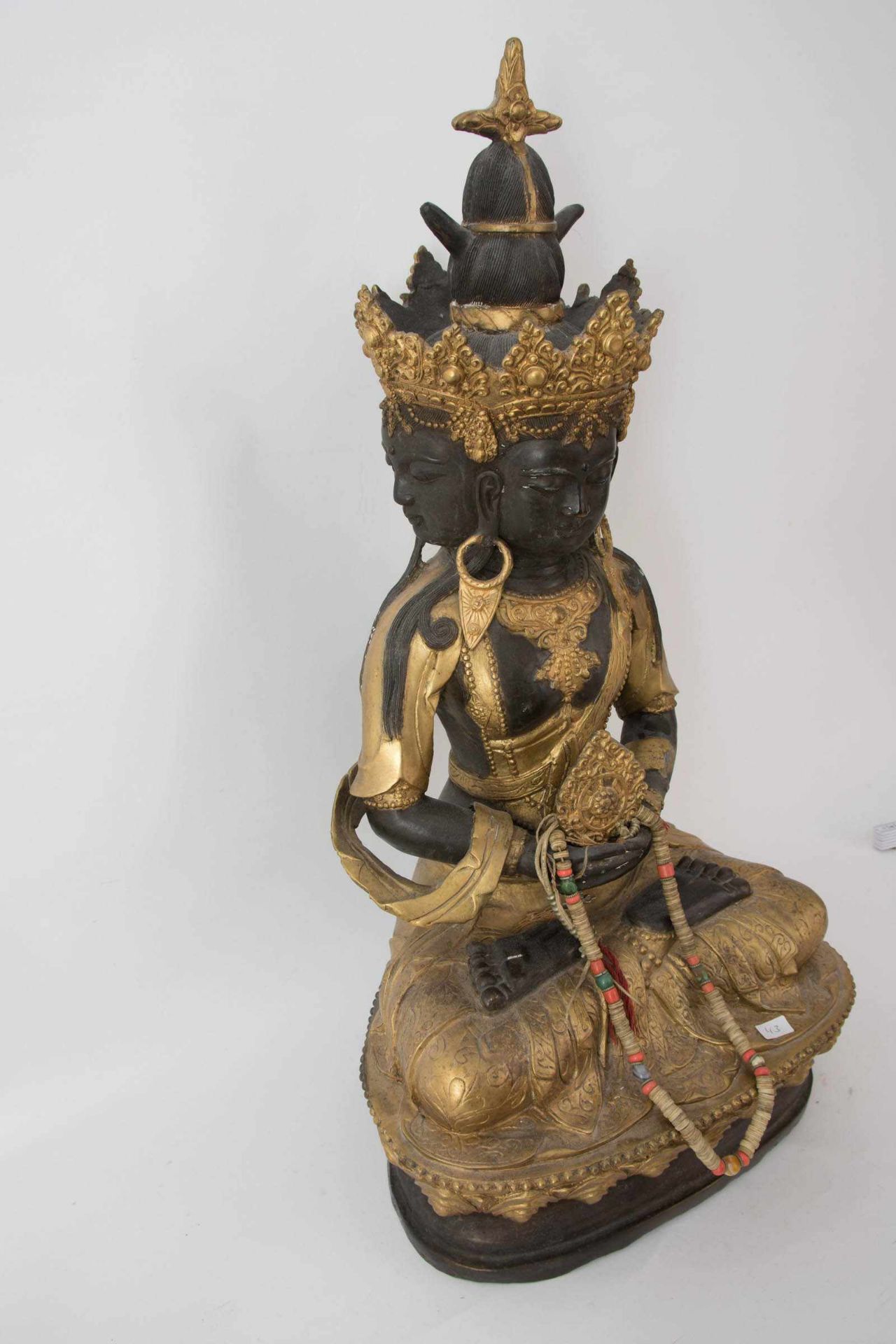 GUANYIN Statuette,vergoldet, Ostasien 20. Jahrhundert. Teils goldfarbig bemalte Statuette der - Bild 4 aus 9