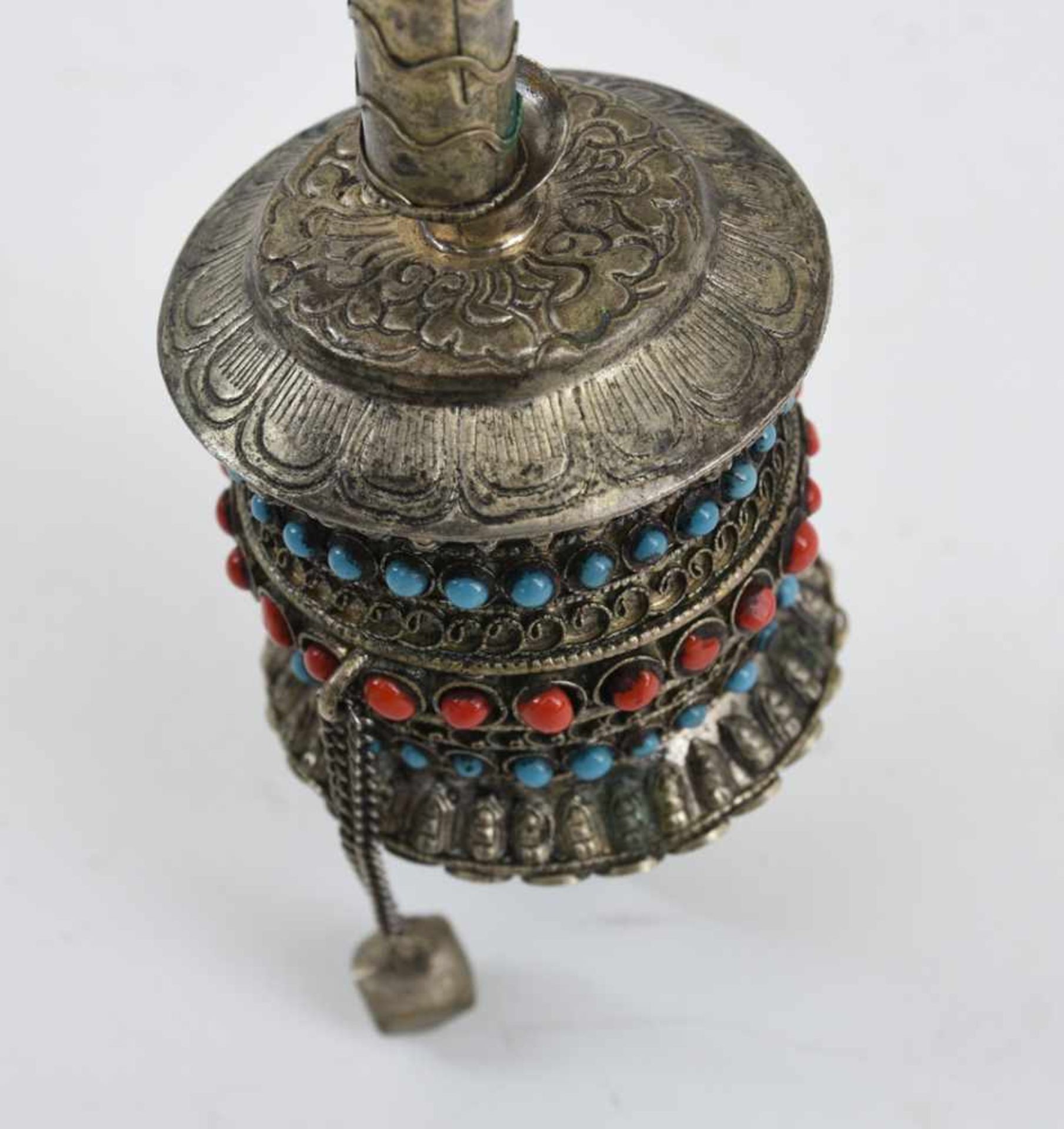 KONVOLUT REISESOUVENIRS -Zwei Lhasa-Ringe aus gegossenem Metall mit Glassteinen, tibetische - Bild 67 aus 107