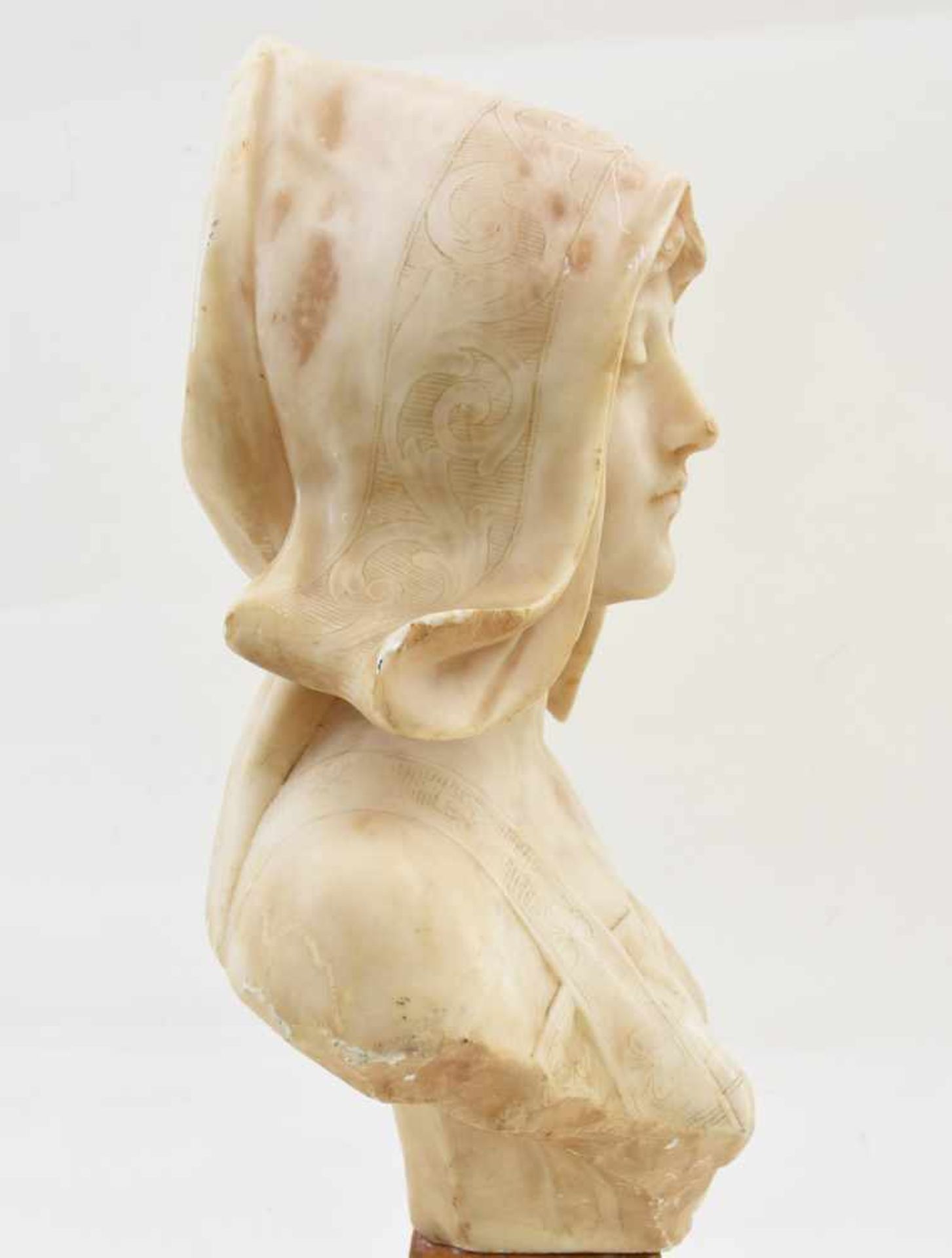 "Frau mit Haube", alabasterfarbener Marmor, signiert, um 1900 Alabaster-Marmorbüste einer jungen - Bild 4 aus 8