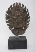 Maske des MAHAKALA,Bronze auf Steinsockel, Tibet/Nepal 20. Jajhrhundert Eine bronzene Maske des