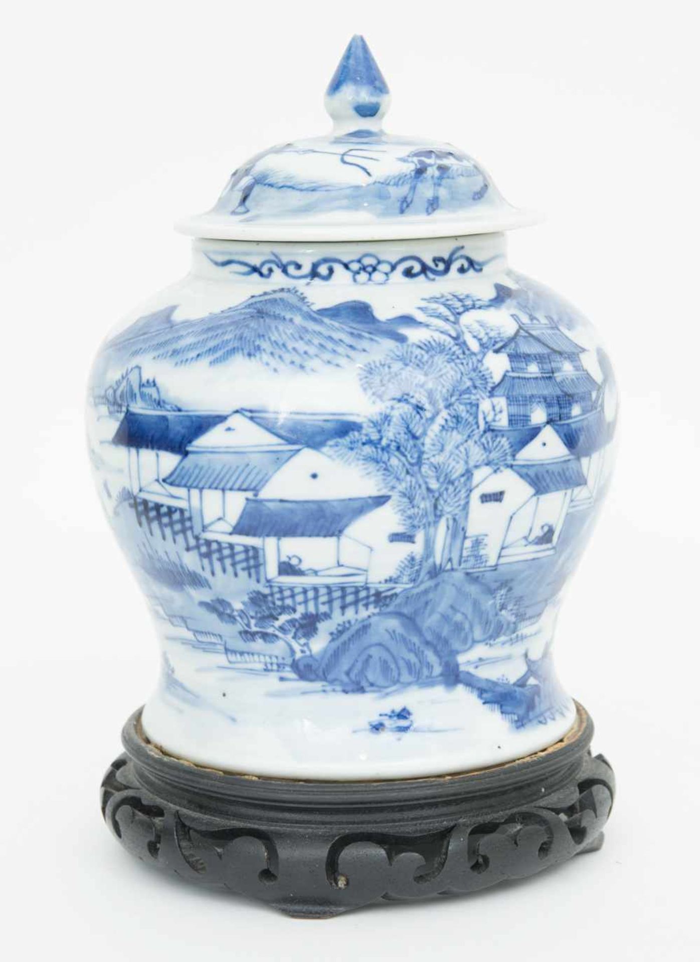 PORZELLANVASE AUF HÖLZERNEM STAND,wohl Qing Dynastie, China Chinesische Vase aus Porzellan, wohl - Bild 2 aus 11