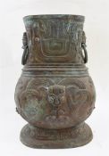BRONZE-VASE, zieserlierte und patinierte Bronze, China 20. Jahrhundert Bauchige nach oben