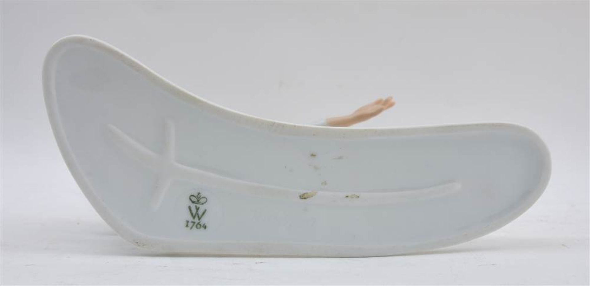 WALLENDORFER PORZELLANMANUFAKTUR. Eistänzerin Modell 1438, bemaltes teils glasiertes Porzellan, - Bild 3 aus 3