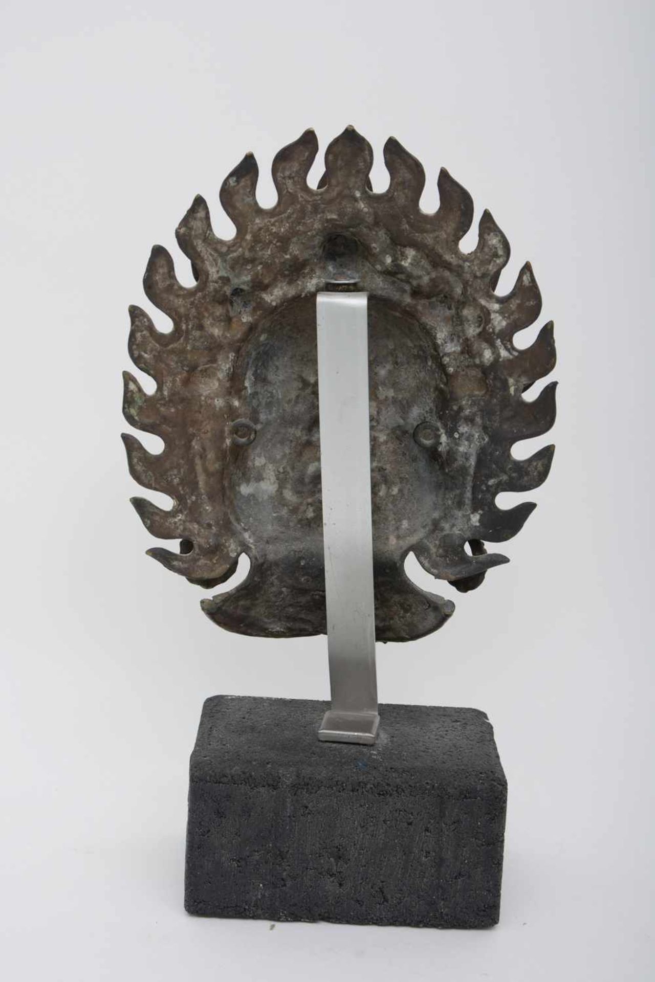 Maske des MAHAKALA,Bronze auf Steinsockel, Tibet/Nepal 20. Jajhrhundert Eine bronzene Maske des - Bild 4 aus 5