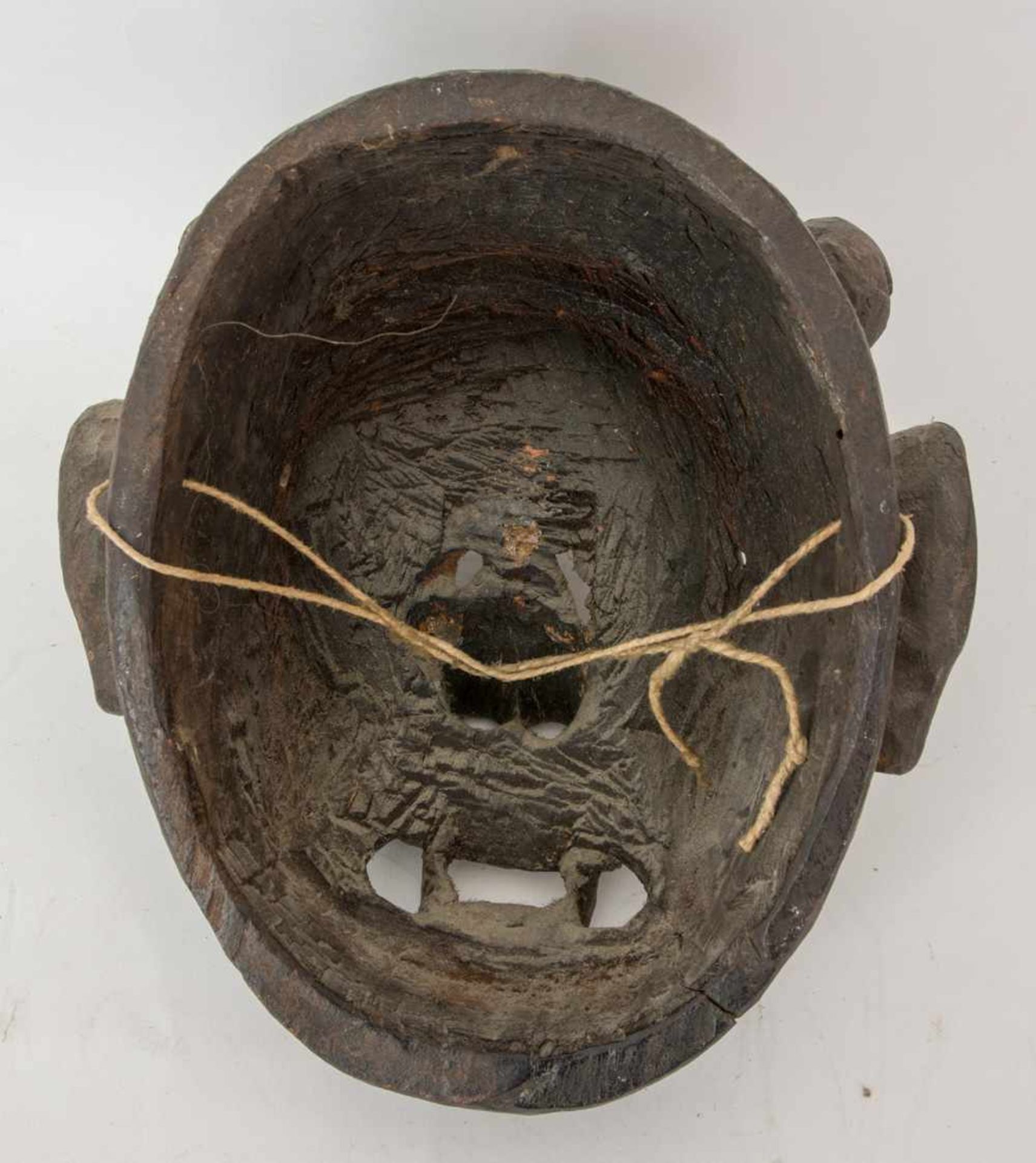 MASKE eines Dämons, beschnitztes Holz, Nepal 19. Jahrhundert Aus Holz geschnitzte Maske eines Dämons - Image 2 of 2