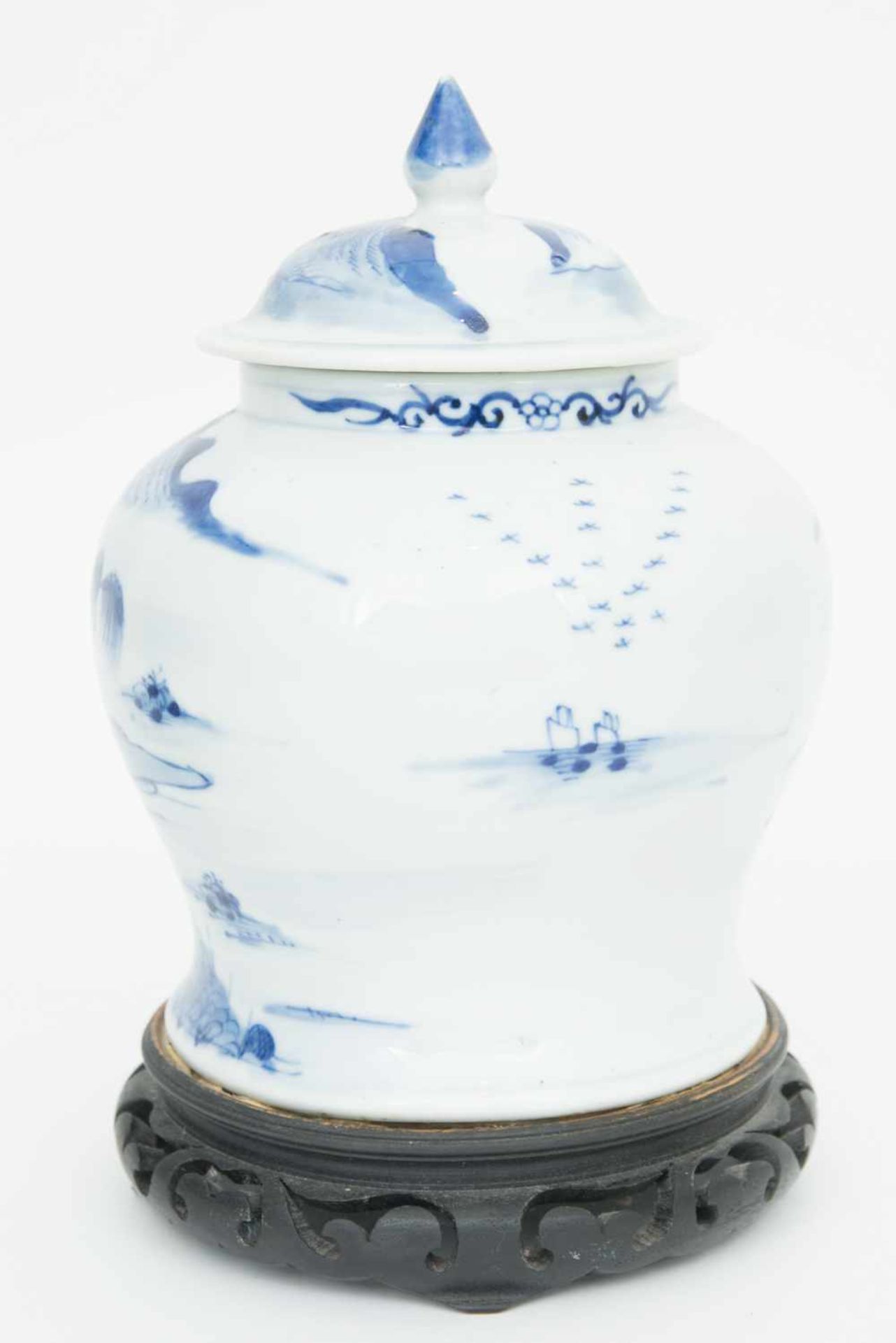 PORZELLANVASE AUF HÖLZERNEM STAND,wohl Qing Dynastie, China Chinesische Vase aus Porzellan, wohl - Bild 7 aus 11