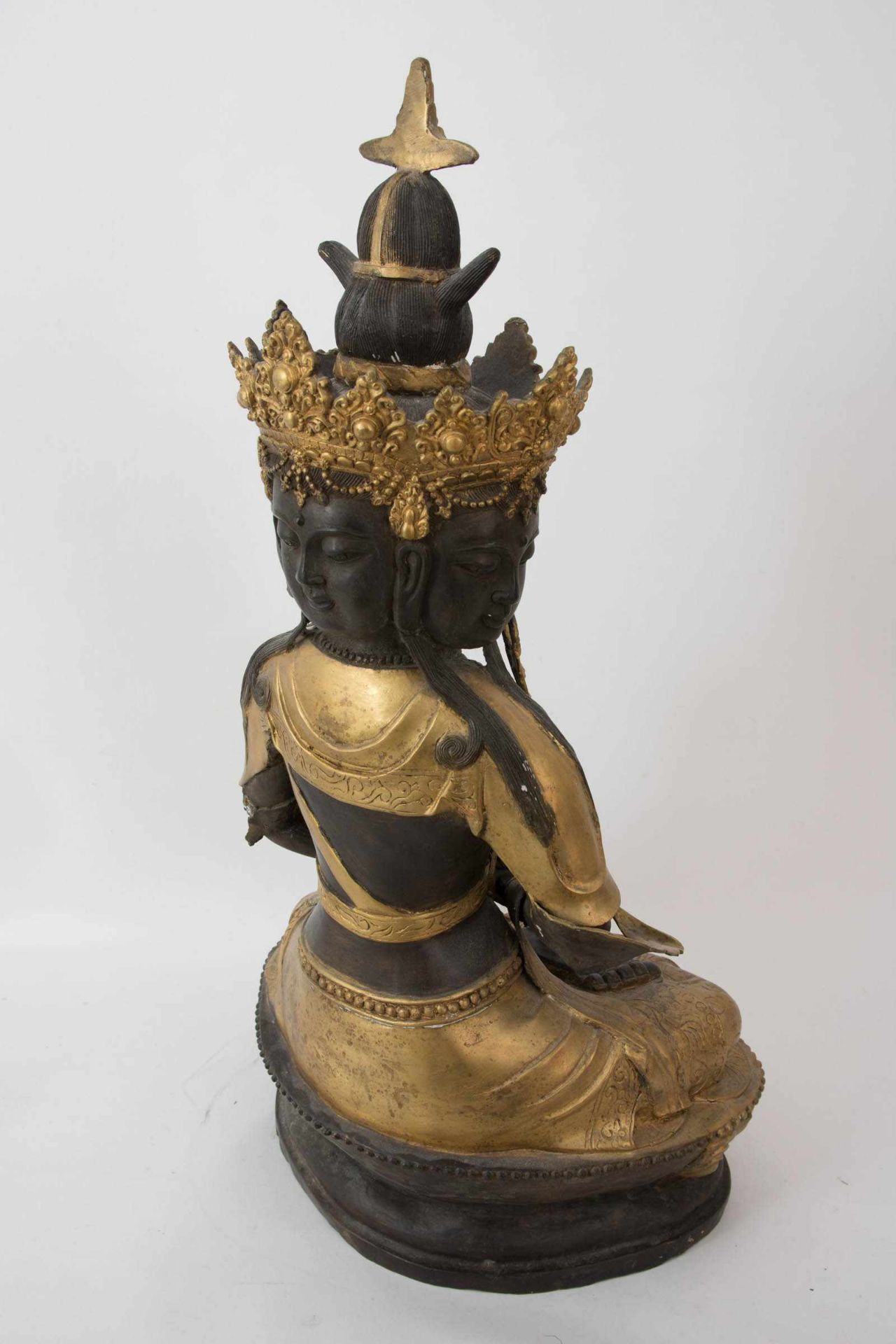 GUANYIN Statuette,vergoldet, Ostasien 20. Jahrhundert. Teils goldfarbig bemalte Statuette der - Image 7 of 9