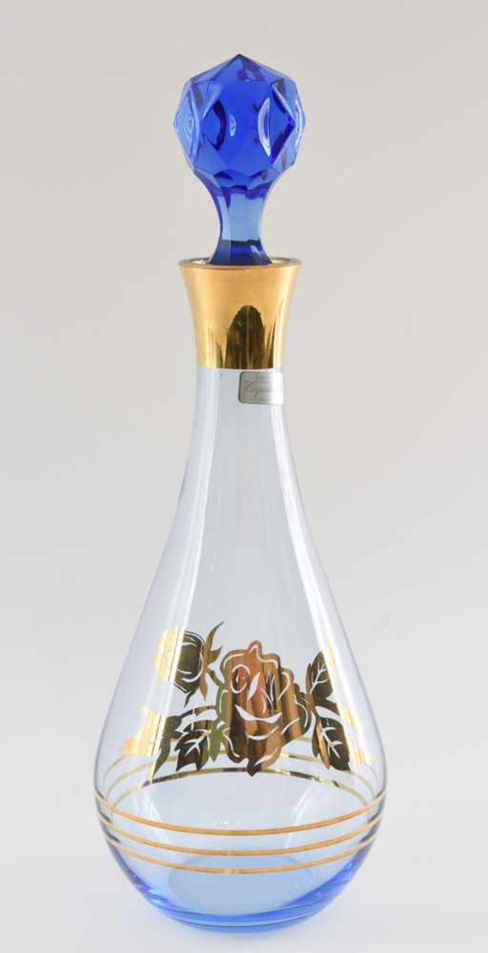 BÖHMISCHE KARAFFE MIT ROSENDEKOR, mundgeblasenes bläuliches Glas goldstaffiert, Tschechien 1990er- - Bild 4 aus 5