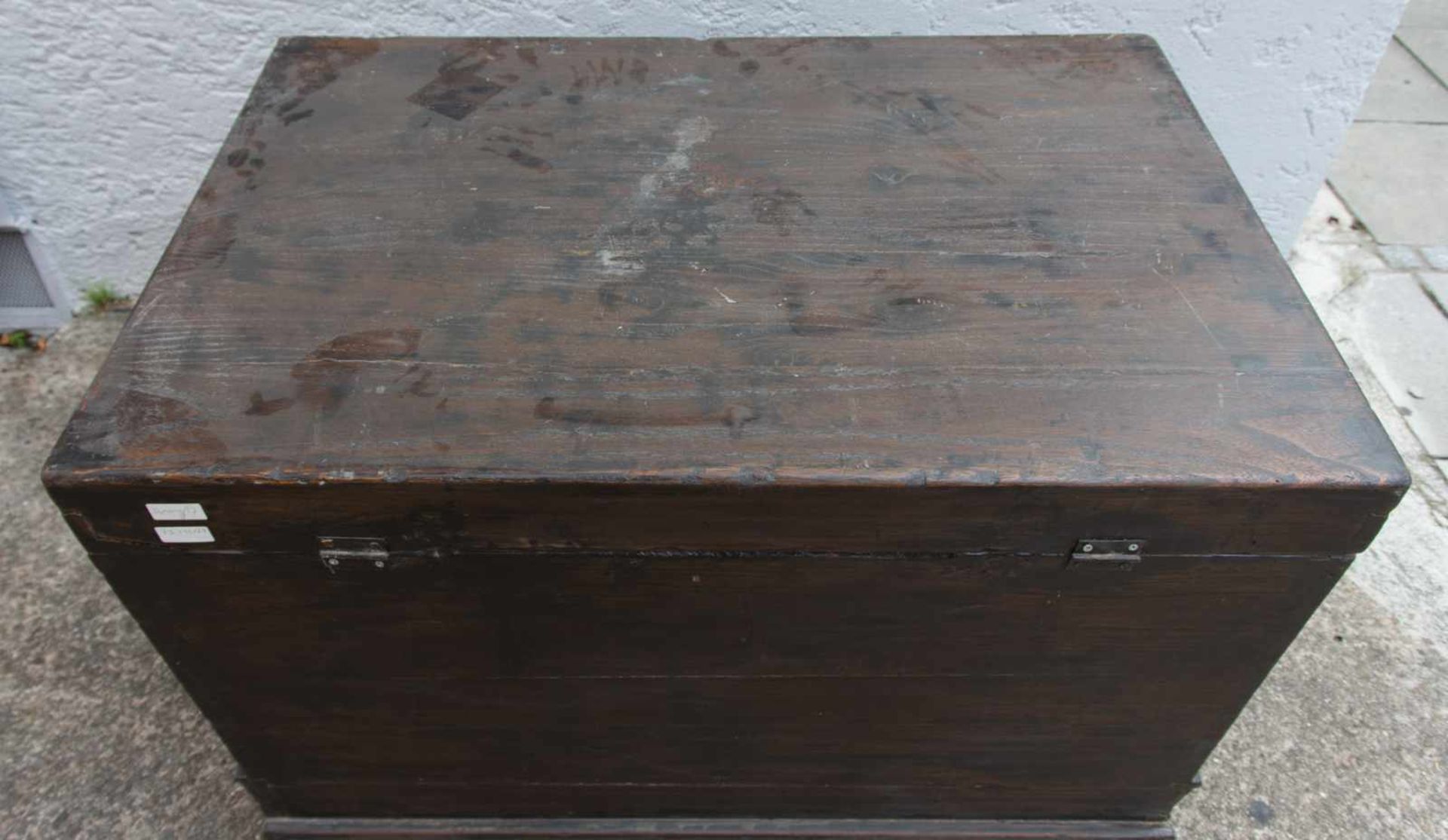 CHINESISCHE TRUHE, bemaltes Holz/Metall, Ende 19. Jahrhundert Maße (H x B x T): 73 x 99 x64 cm. - Bild 5 aus 7