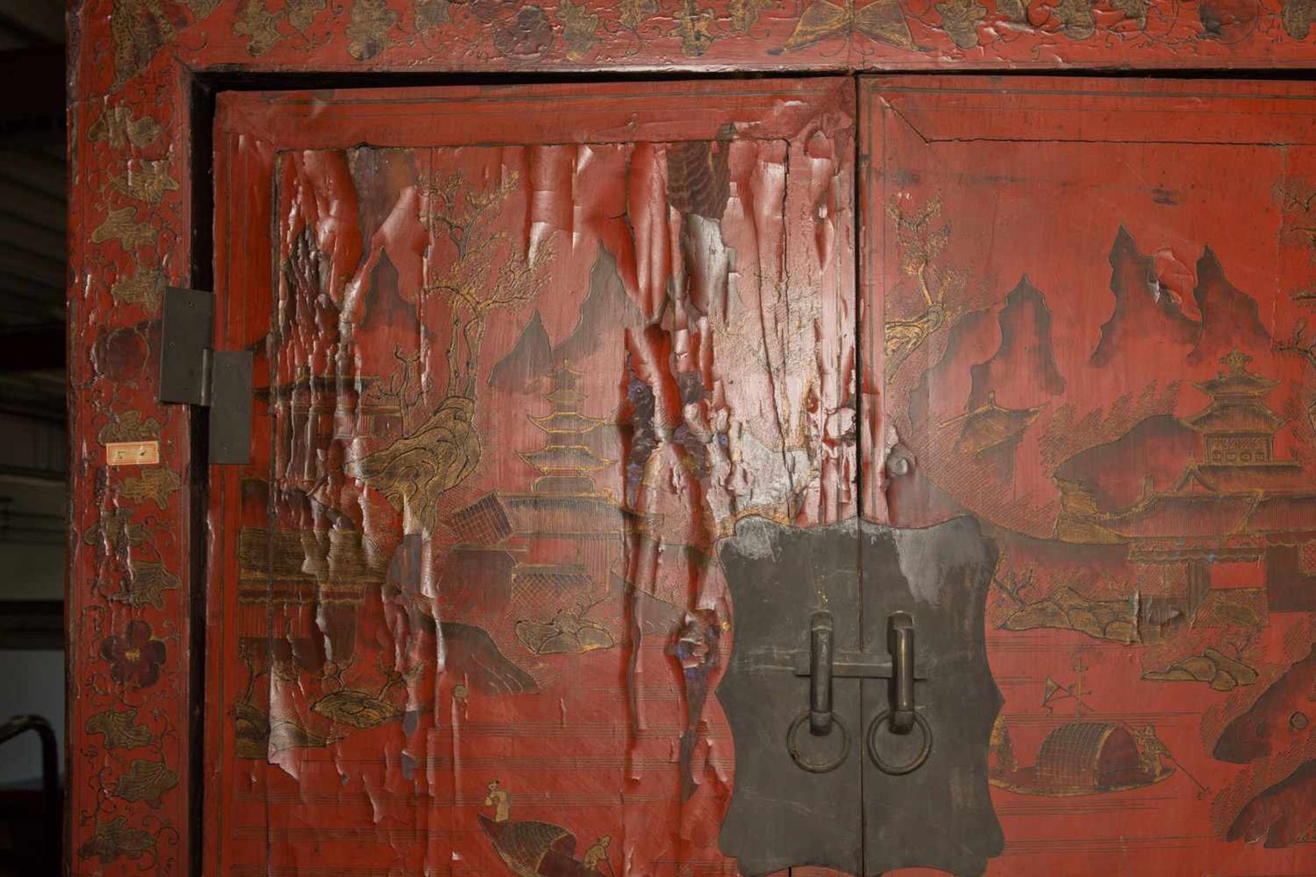 CHINESISCHER SCHRANK, rot lackiertes und bemaltes Holz/Messing, China frühes 20. Jahrhundert Maße (H - Bild 2 aus 8