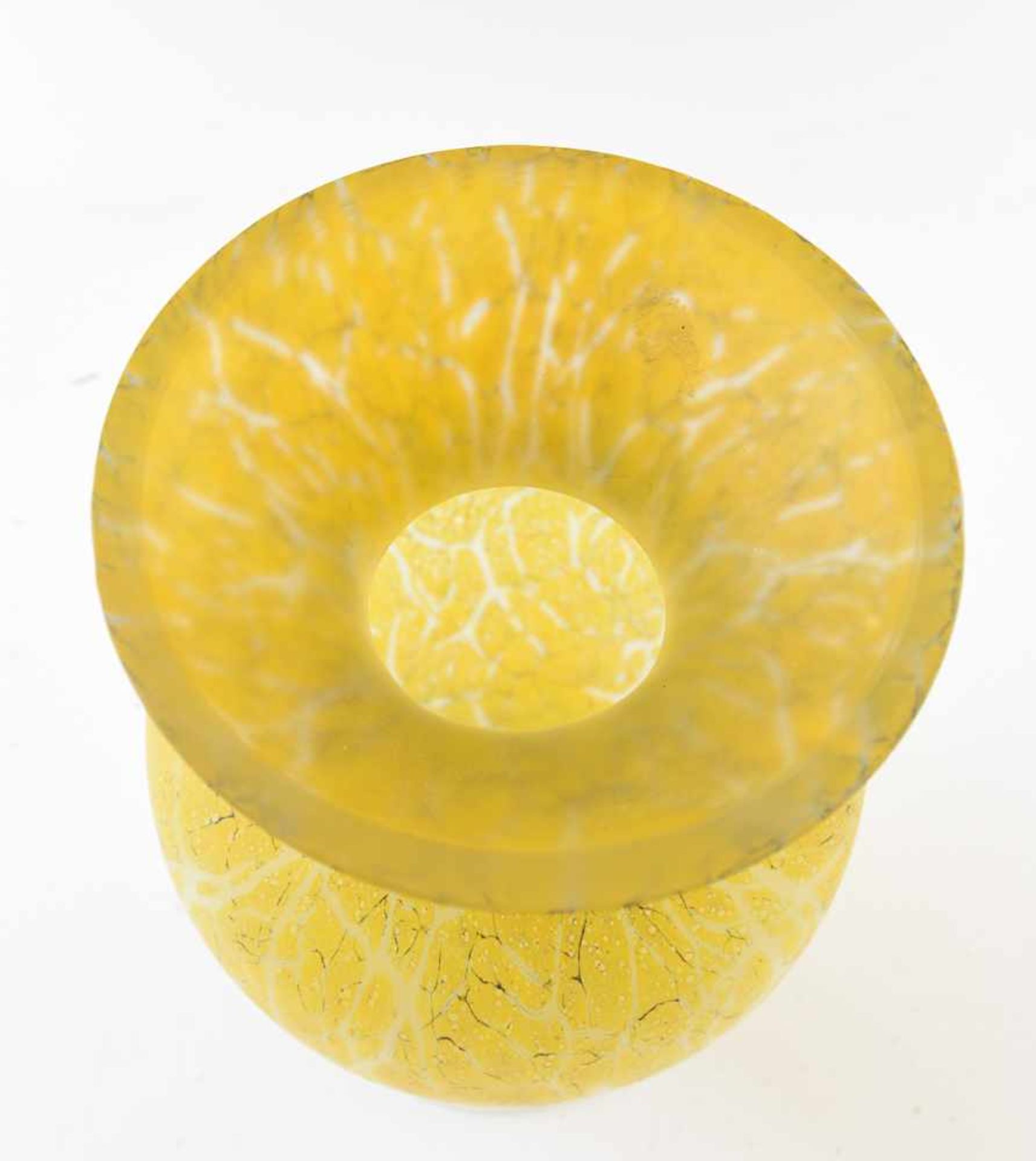 DESIGN-VASE, gelbes Glas mit Einschlüssen, Italien um 1970 Bauchige vase mit gelbem Fond, Überhang - Bild 2 aus 2