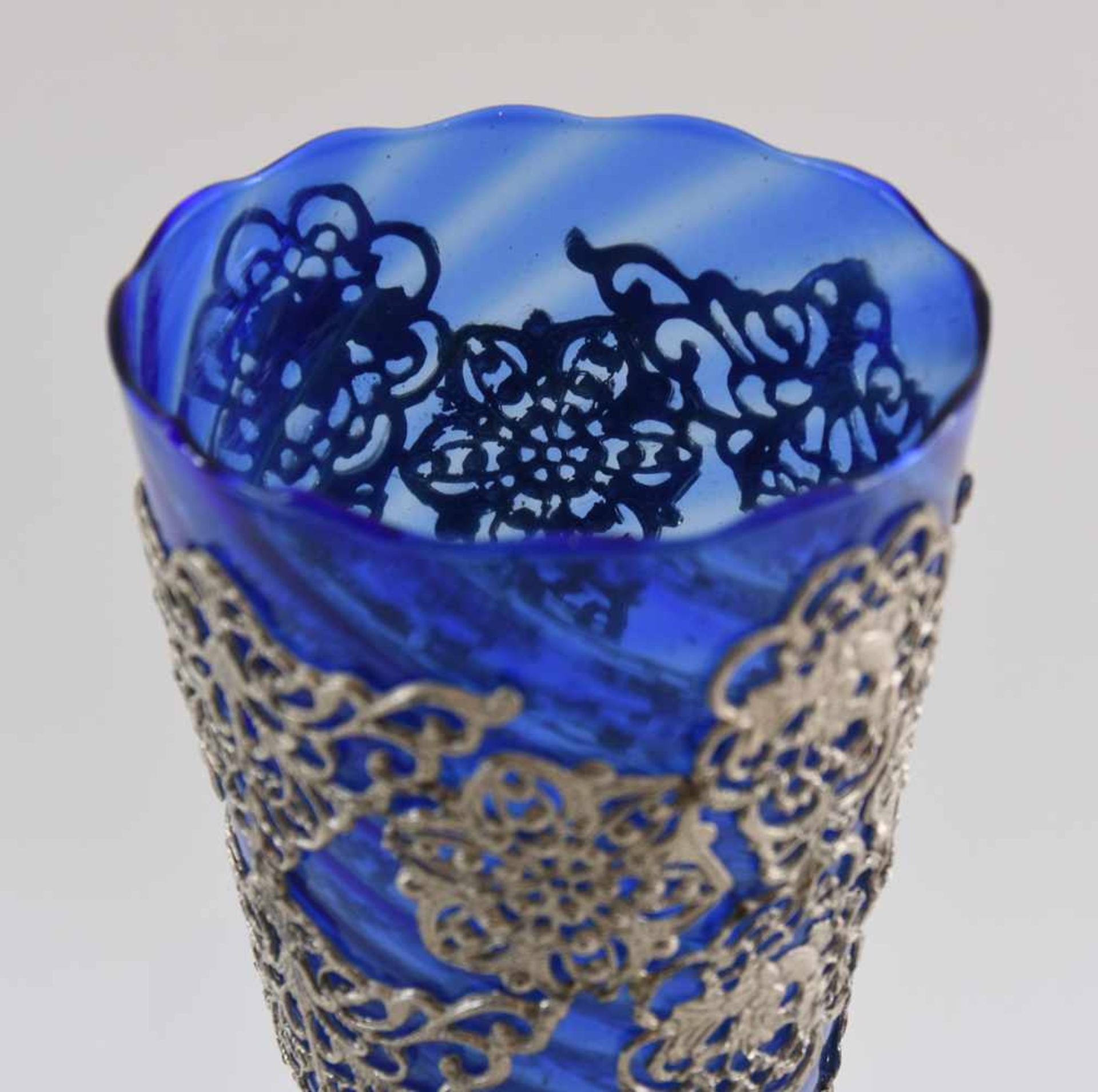 VASE, Blauglas mit dekorativen Metallapplikationen, erste Hälfte 20. Jahrhundert Bauchige, nach oben - Bild 2 aus 3