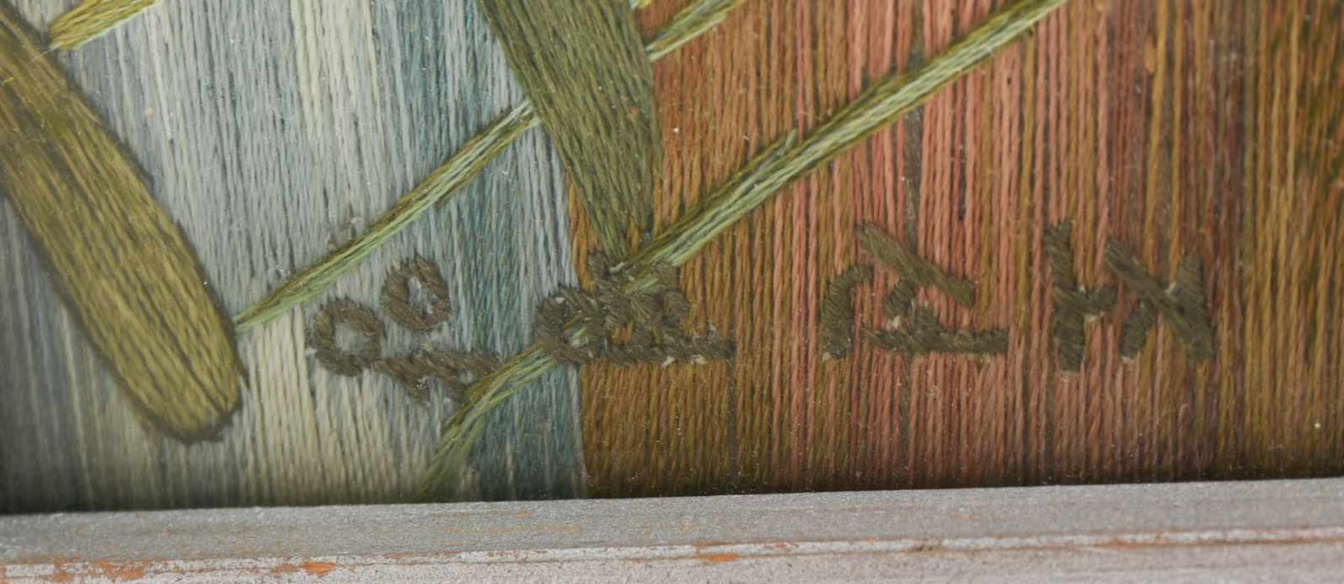 SEIDENBILD "CHINESISCHE SOLDATEN IM BOOT", Seidenschnüre auf Holz hinter Glas gerahmt, signiert ( - Bild 4 aus 5