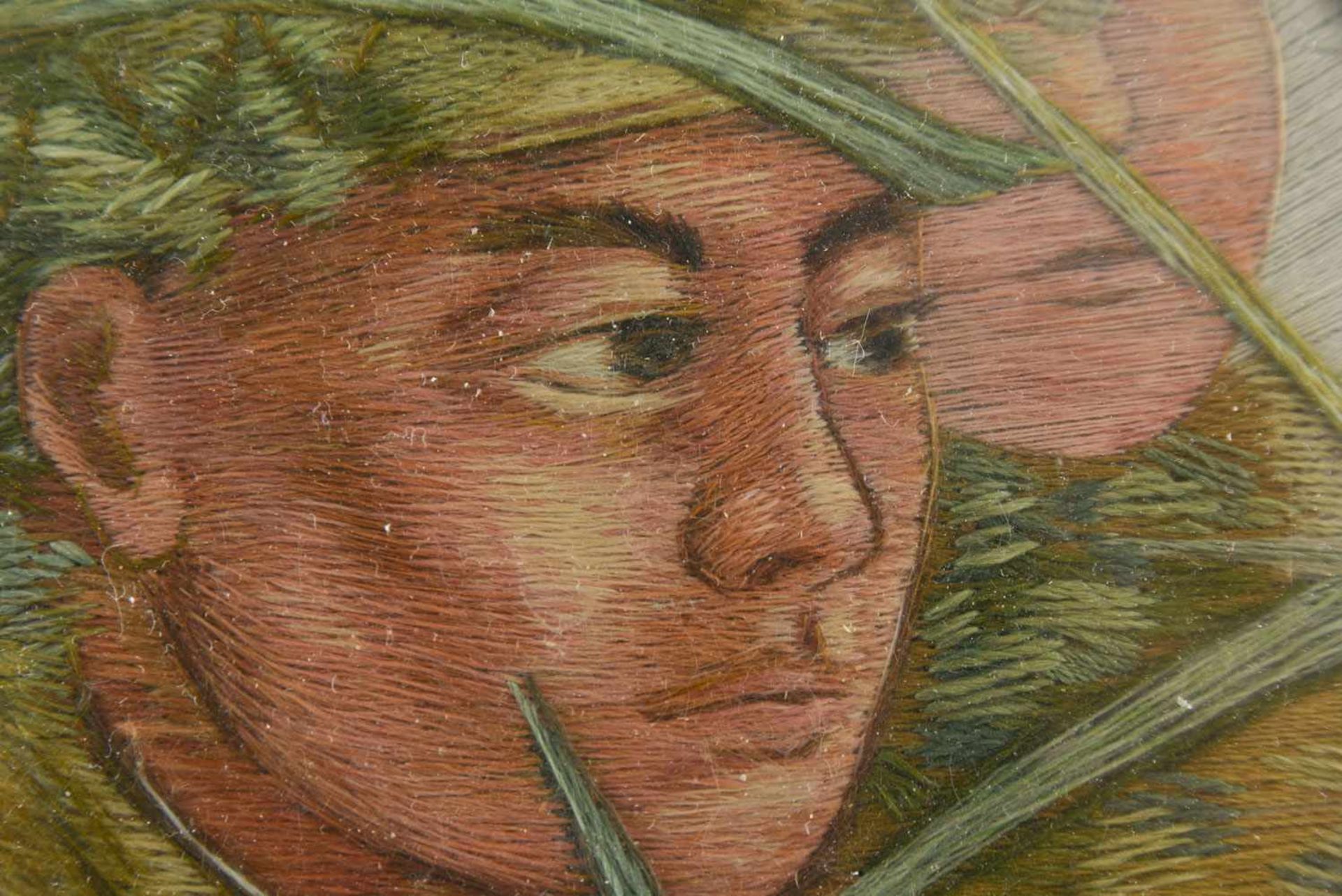 SEIDENBILD "CHINESISCHE SOLDATEN IM BOOT", Seidenschnüre auf Holz hinter Glas gerahmt, signiert ( - Bild 3 aus 5