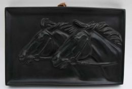 WANDRELIEF "ZWEI PFERDE", Keramik, gemarkt, 20. Jahrhundert Halbrelief von zwei Pferdeköpfen im