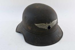 LUFTSCHUTZHELM DRITTES REICH, Kopfweite 57, Stahl/Leder/Leinen, um 1940 Mit frontalem Hakenkreuz,