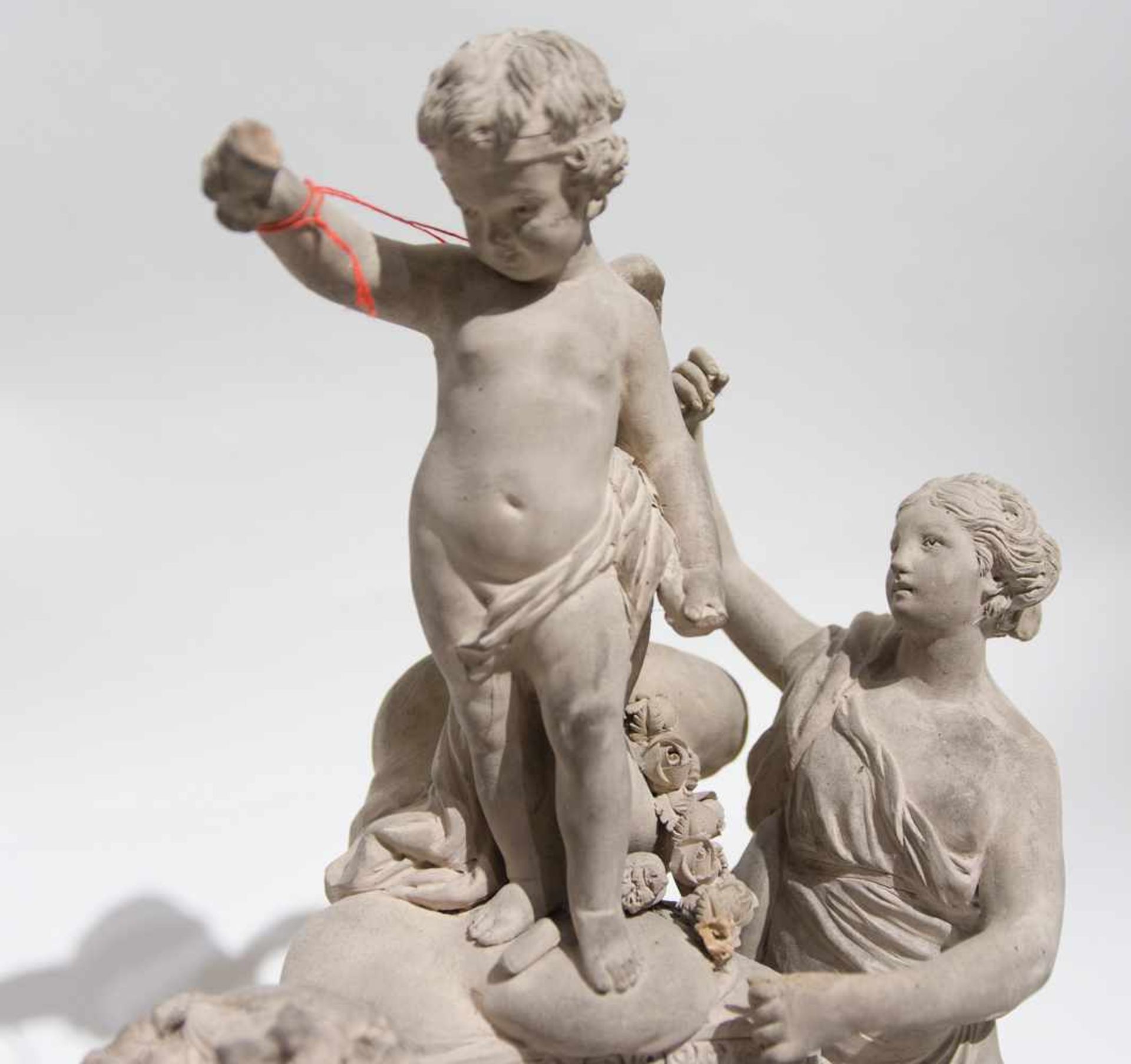 "GOTT HYMEN MIT ZWEI JUNGFRAUEN", mythologische Figurengruppe aus Terre de Lorraine- Ton, Frankreich - Bild 9 aus 15