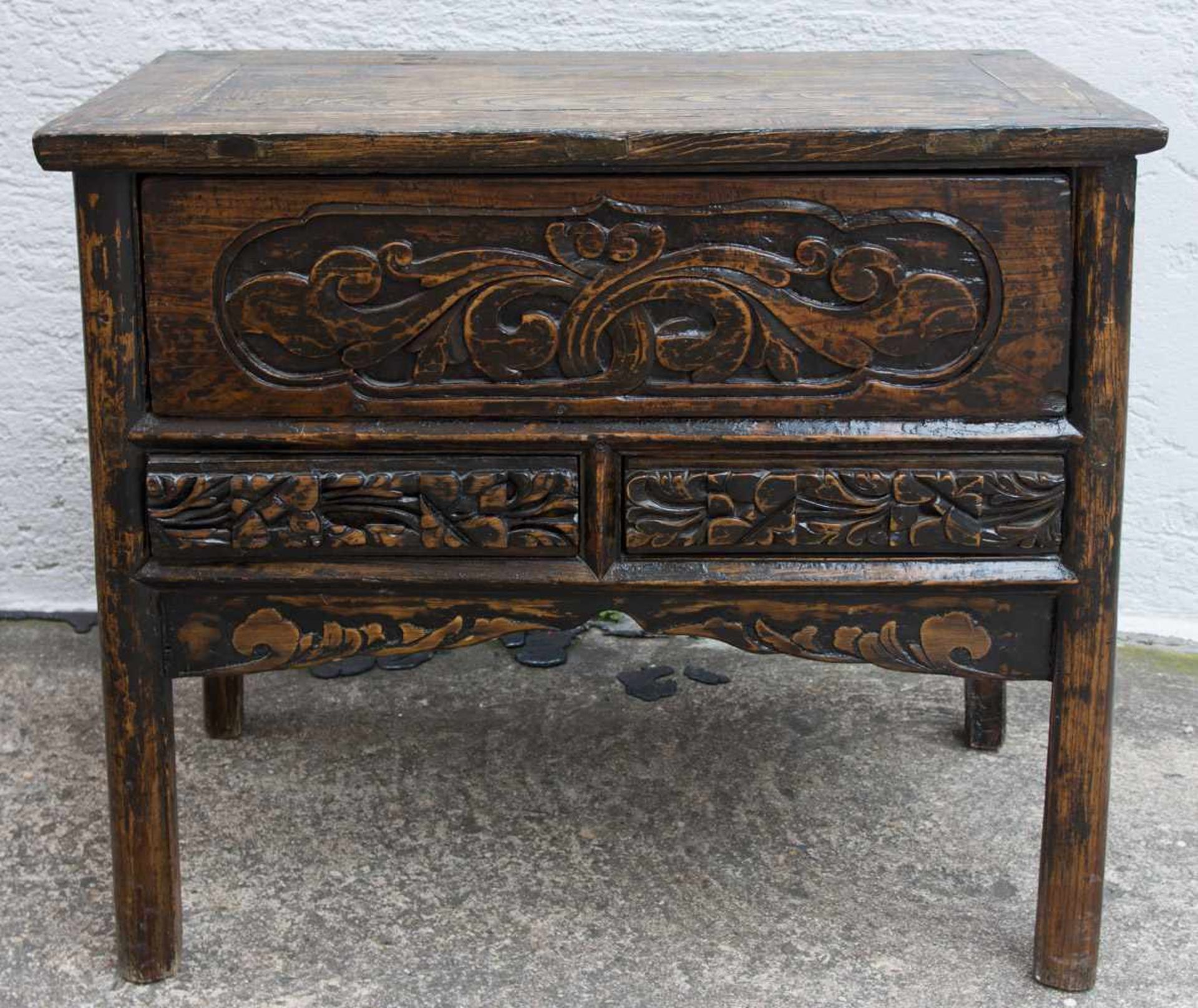 KLEINES SIDEBOARD, beschnitztes und gebeiztes/geschwärztes Holz, China 1. Drittel 20. Jahrhundert