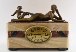KAMINUHR ART DÉCO, Marmor/Halbedelstein/Bronze/Messing, Frankreich um 1925 Obenauf zwei neckische