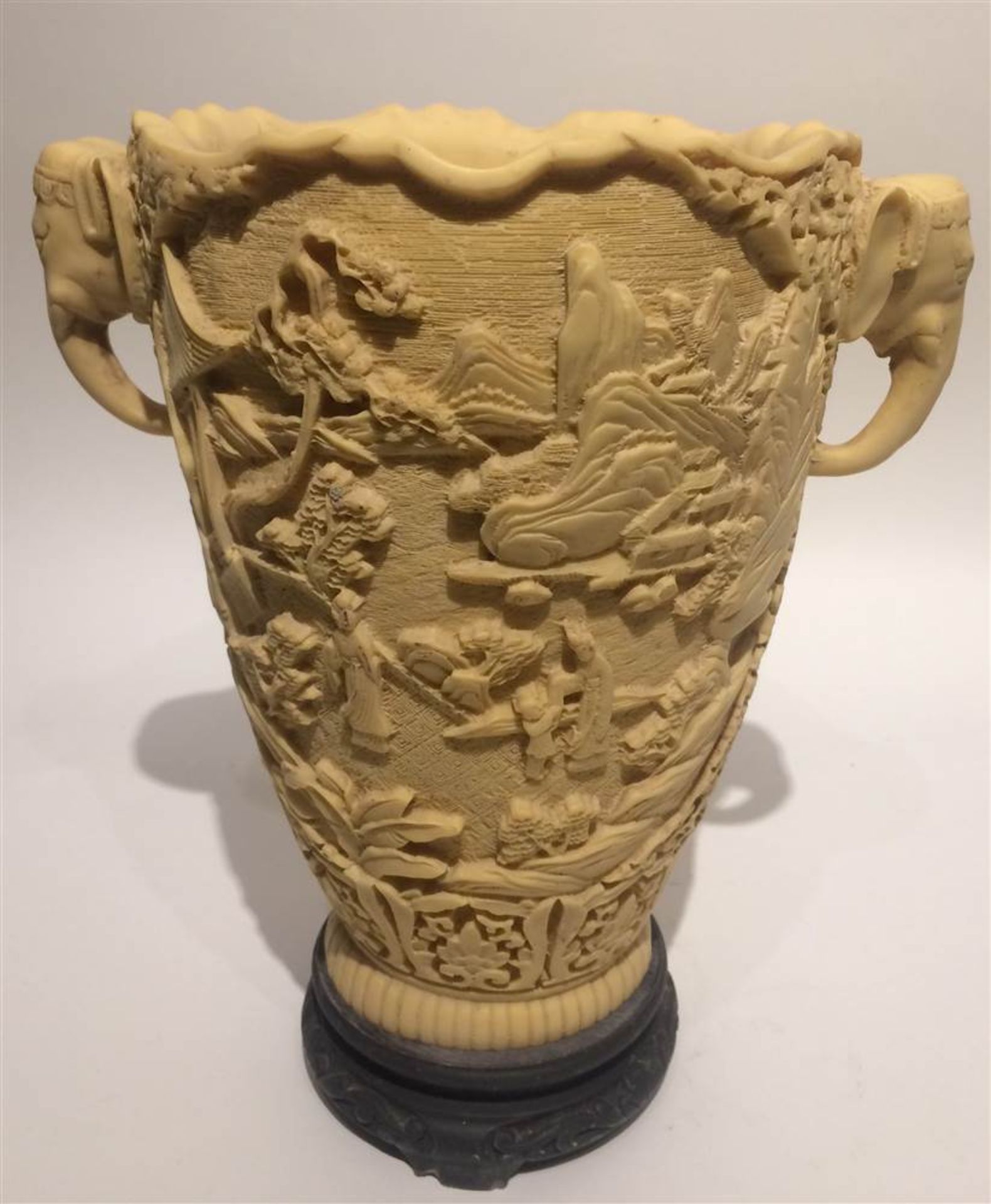 CHINESISCHE ZINNOBER-VASE, elfenbeinfarbenes Hochrelief handbeschnitzt, gestempelt, China 20.