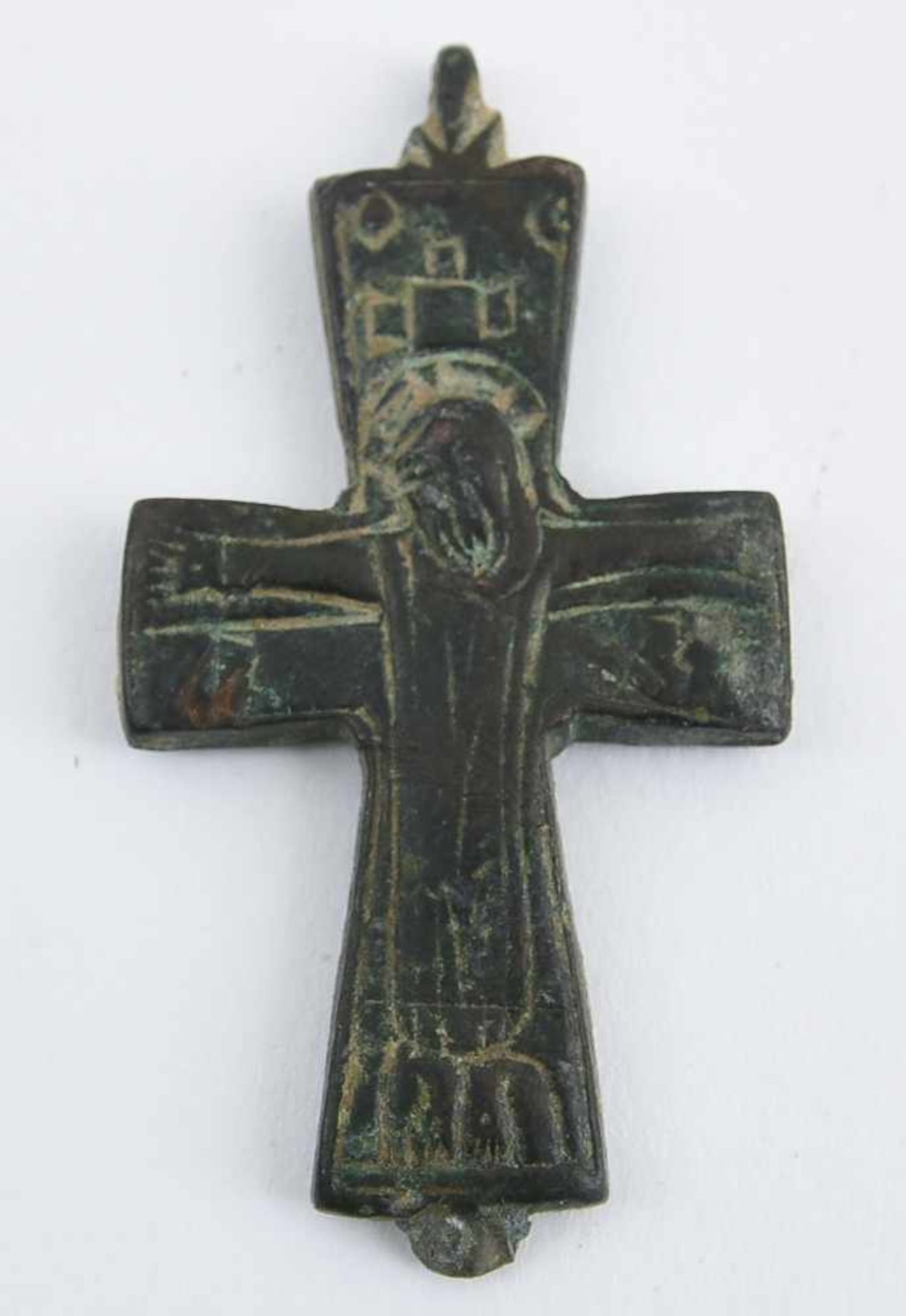 KLEINES BYZANTINISCHES KREUZ/ ENKOLPION, Ostanatolien 7.-13. Jahrhundert Einteiliges kupfernes