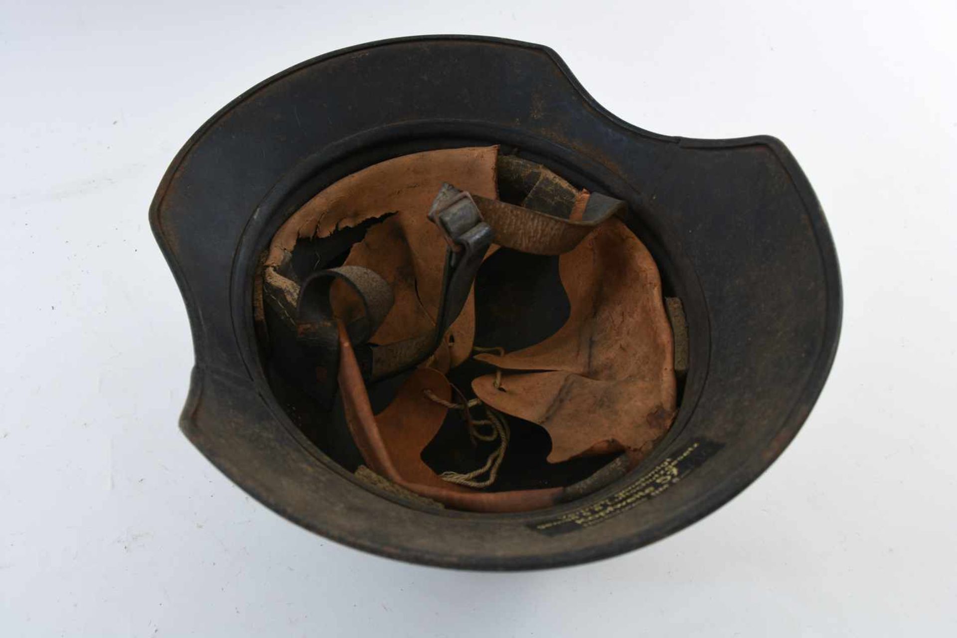 LUFTSCHUTZHELM DRITTES REICH, Kopfweite 57, Stahl/Leder/Leinen, um 1940 Mit frontalem Hakenkreuz, - Bild 5 aus 7