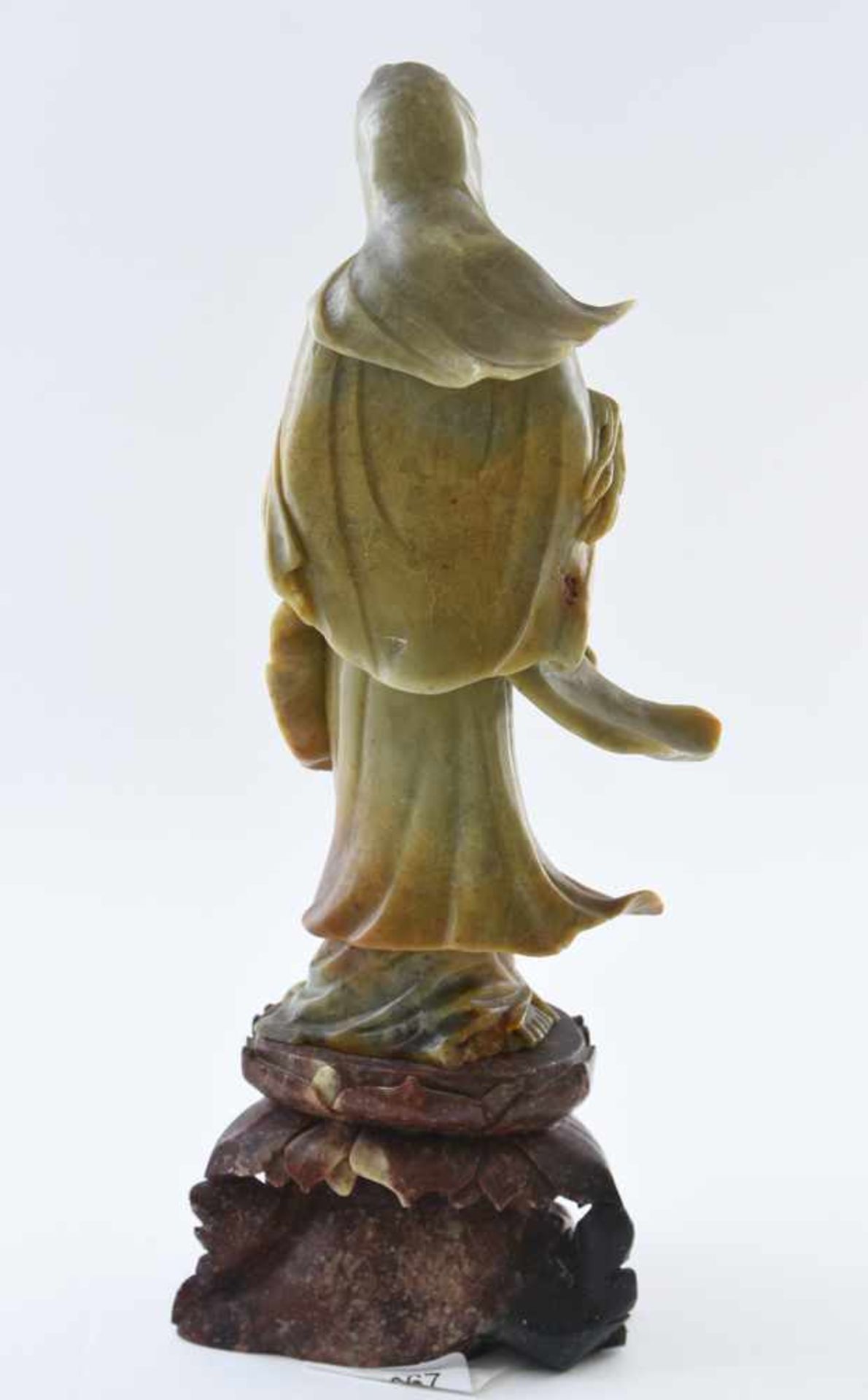 JUNGFRAU AUF SOCKEL, verschiedenfarbige Jade, China um 1900 Figur einer chinesischen Jungfrau bzw. - Bild 9 aus 10