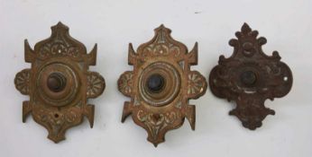 DREI KLINGELKNÖPFE, Messing und Kupfer, 1. Viertel 20. Jahrhundert Konvolut aus drei antiken