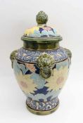 DECKELVASE IM ASIATISCHEN STIL, bemalte und glasierte Keramik, um 1900 Große bauchige Deckelvase