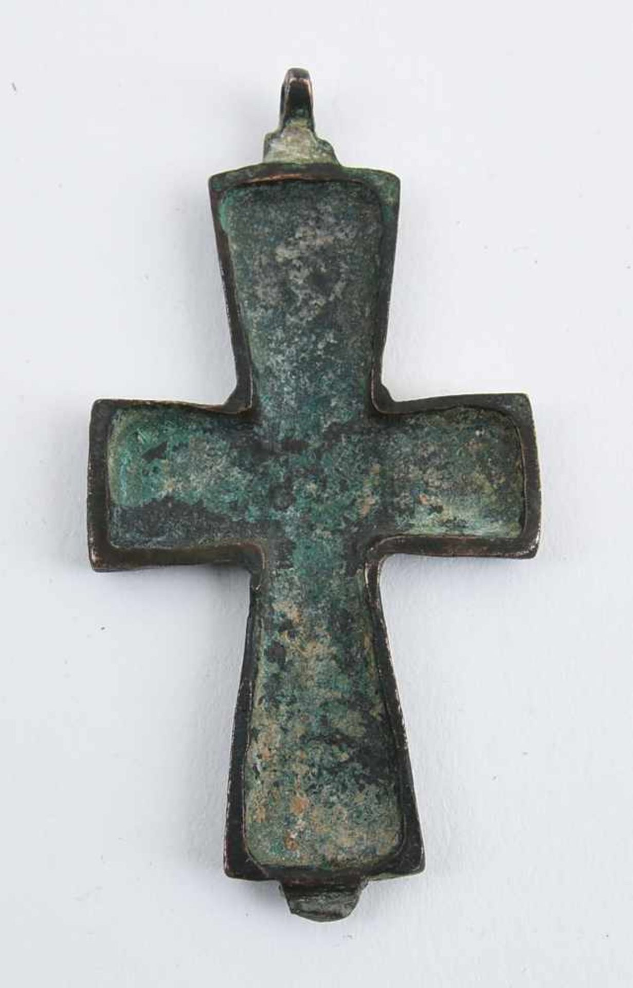 KLEINES BYZANTINISCHES KREUZ/ ENKOLPION, Ostanatolien 7.-13. Jahrhundert Einteiliges kupfernes - Bild 2 aus 2