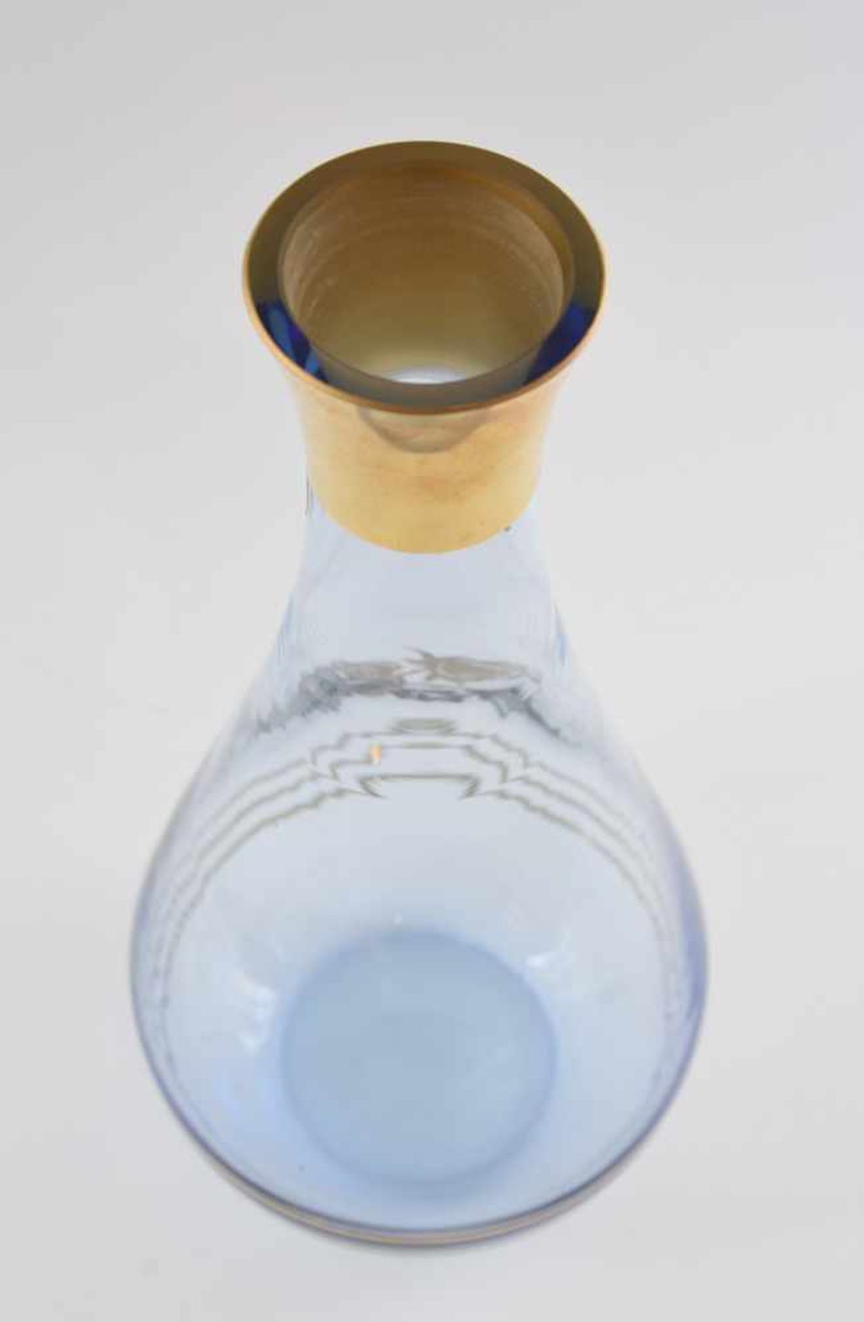 BÖHMISCHE KARAFFE MIT ROSENDEKOR, mundgeblasenes bläuliches Glas goldstaffiert, Tschechien 1990er- - Bild 3 aus 5
