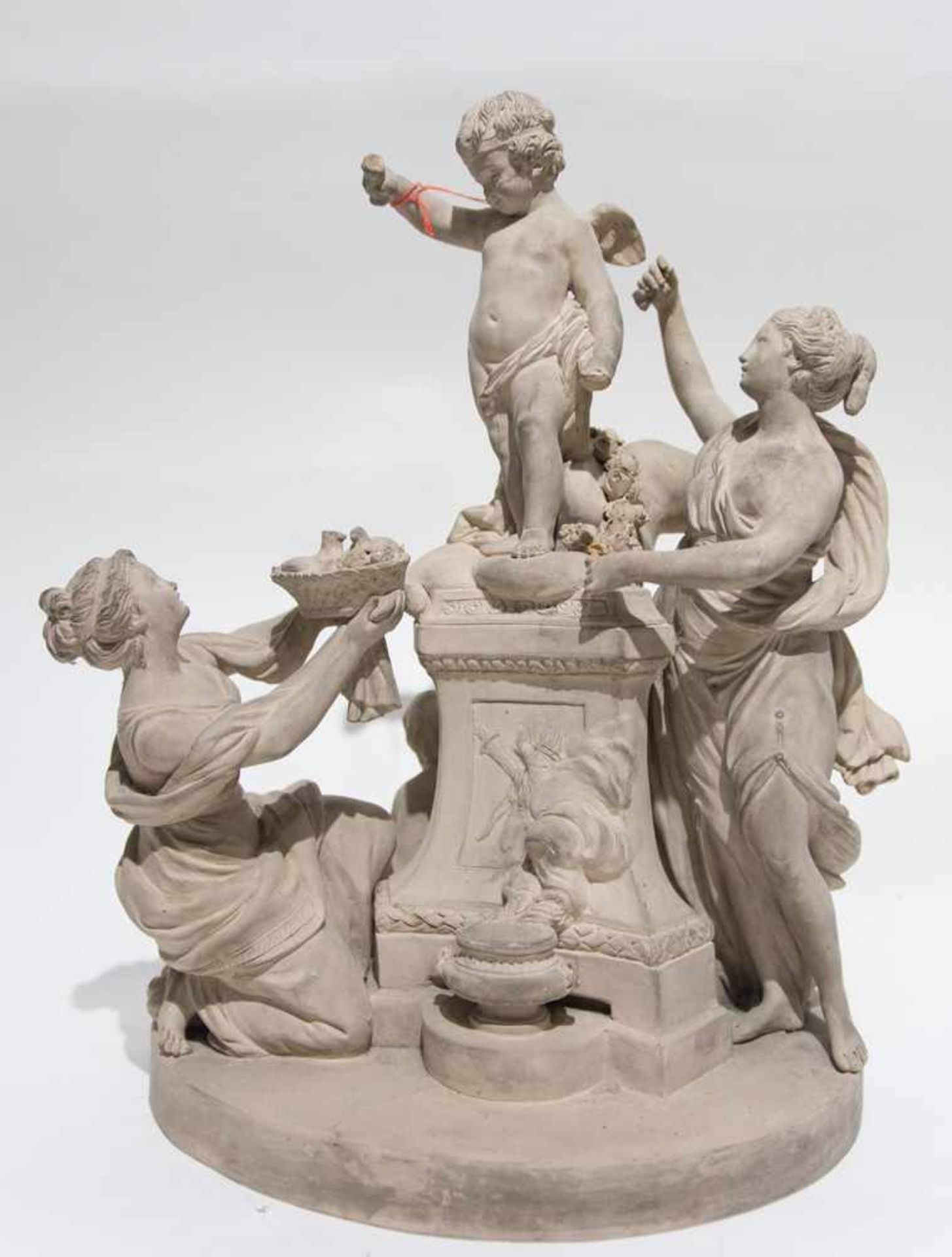 "GOTT HYMEN MIT ZWEI JUNGFRAUEN", mythologische Figurengruppe aus Terre de Lorraine- Ton, Frankreich - Bild 2 aus 15