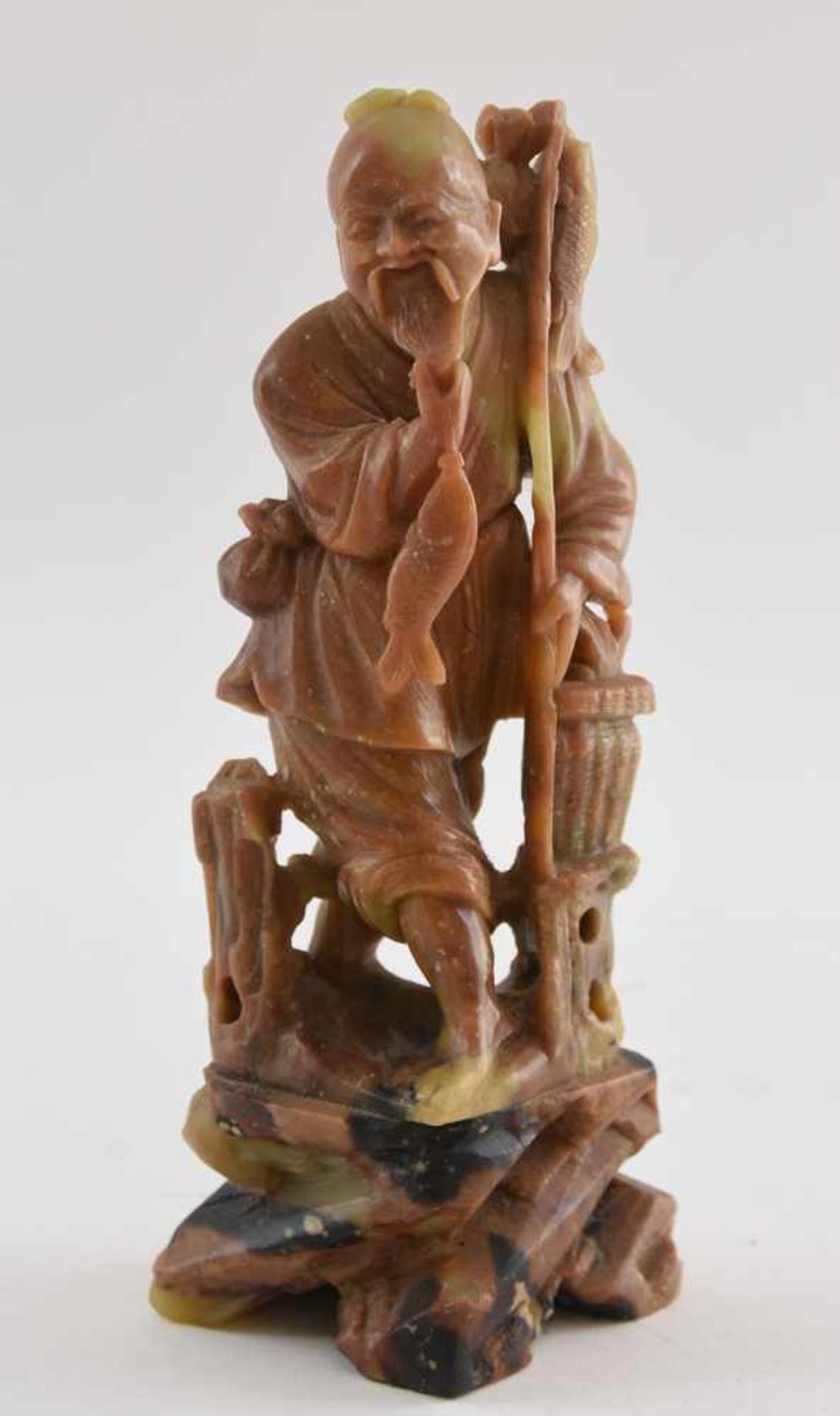 FIGUR "MANN MIT FISCHEN", beschnitzer Fluorit, China 1. Hälfter 20. Jahrhundert Figur eines Chinesen